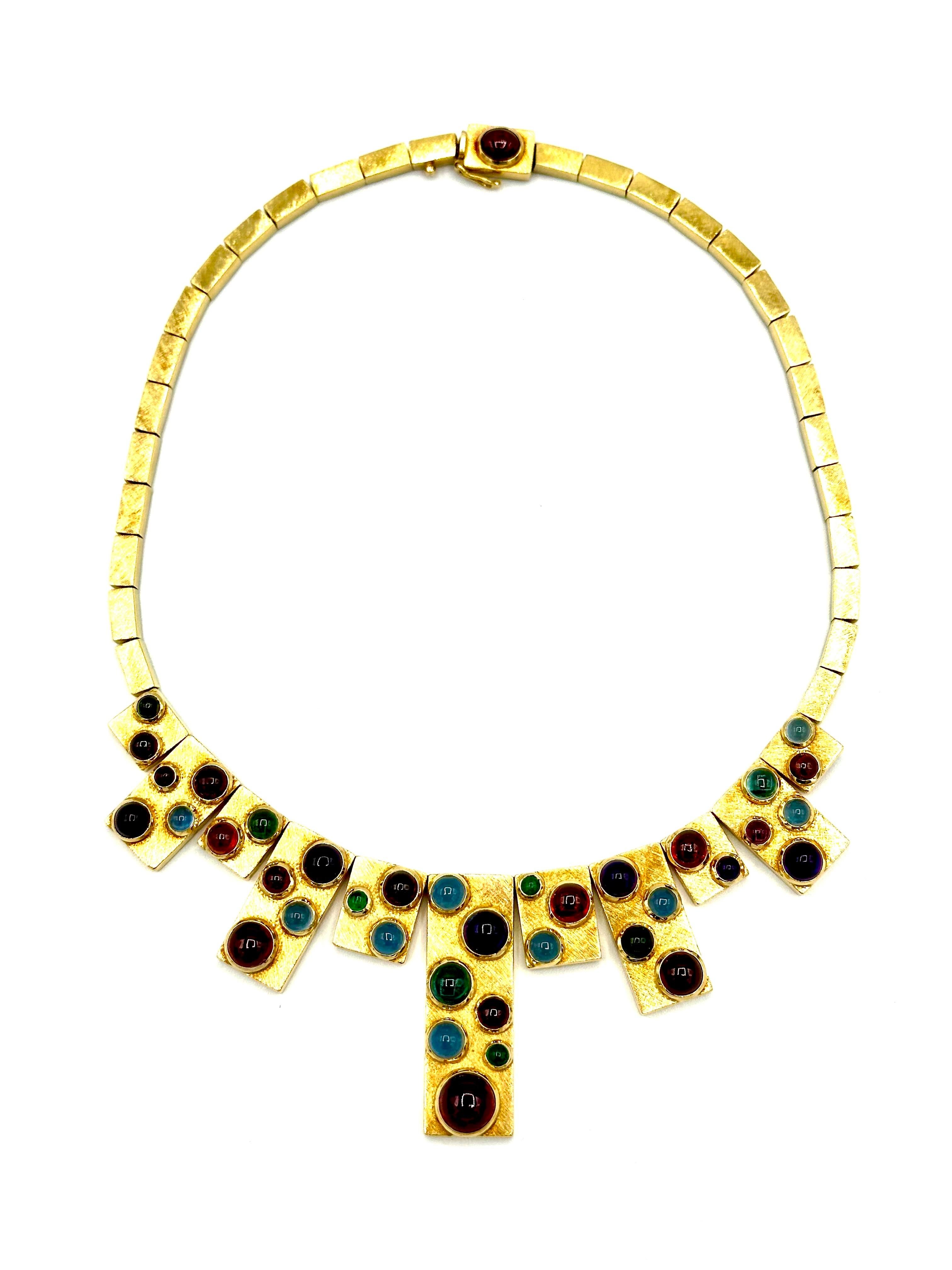 Un magnifique et rare collier multi pierres et or jaune 18K par le célèbre designer Burle Marx !  Le collier est composé de 11 panneaux allongés sur le tiers avant de la pièce, chacun contenant des quantités variables de pierres précieuses de