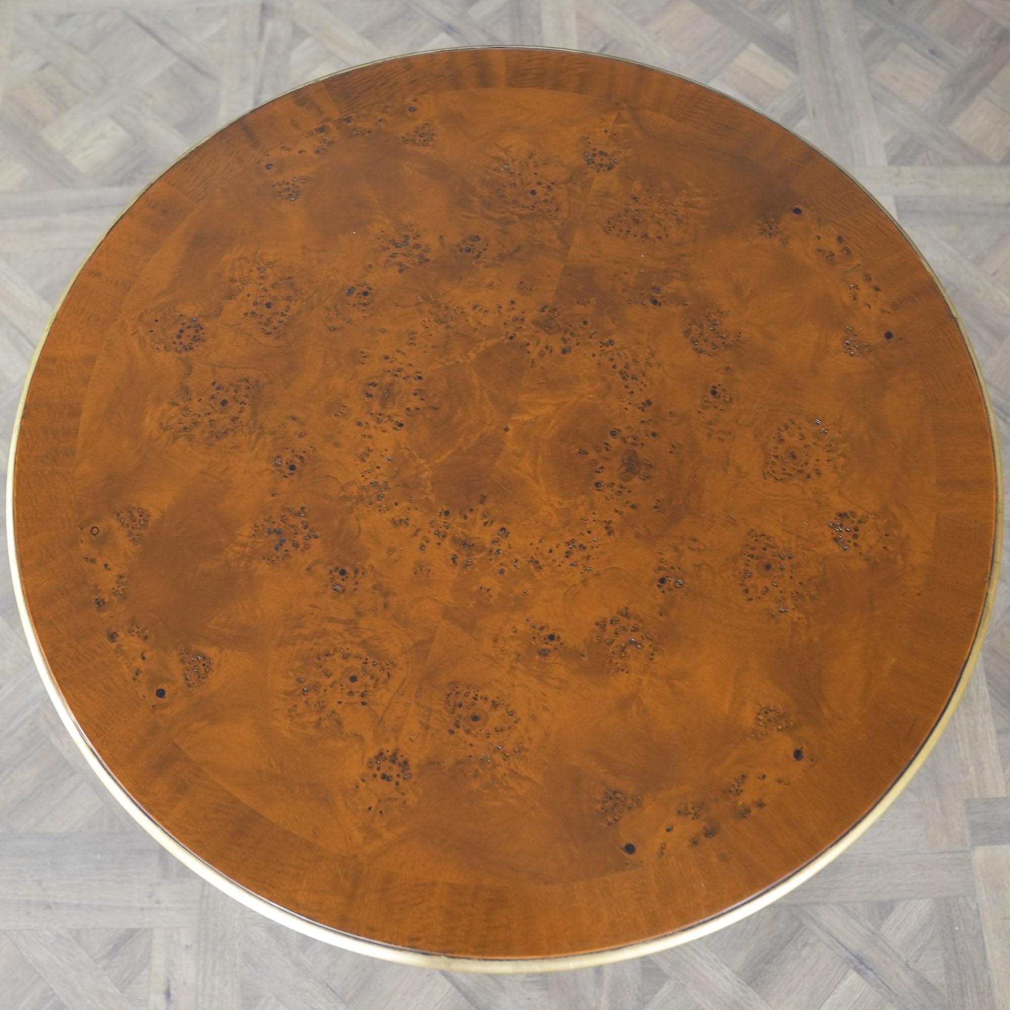 Una magnífica mesa de centro burilada de alta calidad  de Niagara Furniture con mucha presencia para alegrar cualquier habitación. El tablero con bandas y rebabas, la base de caoba maciza tallada a mano y los detalles en pan de oro auténtico se