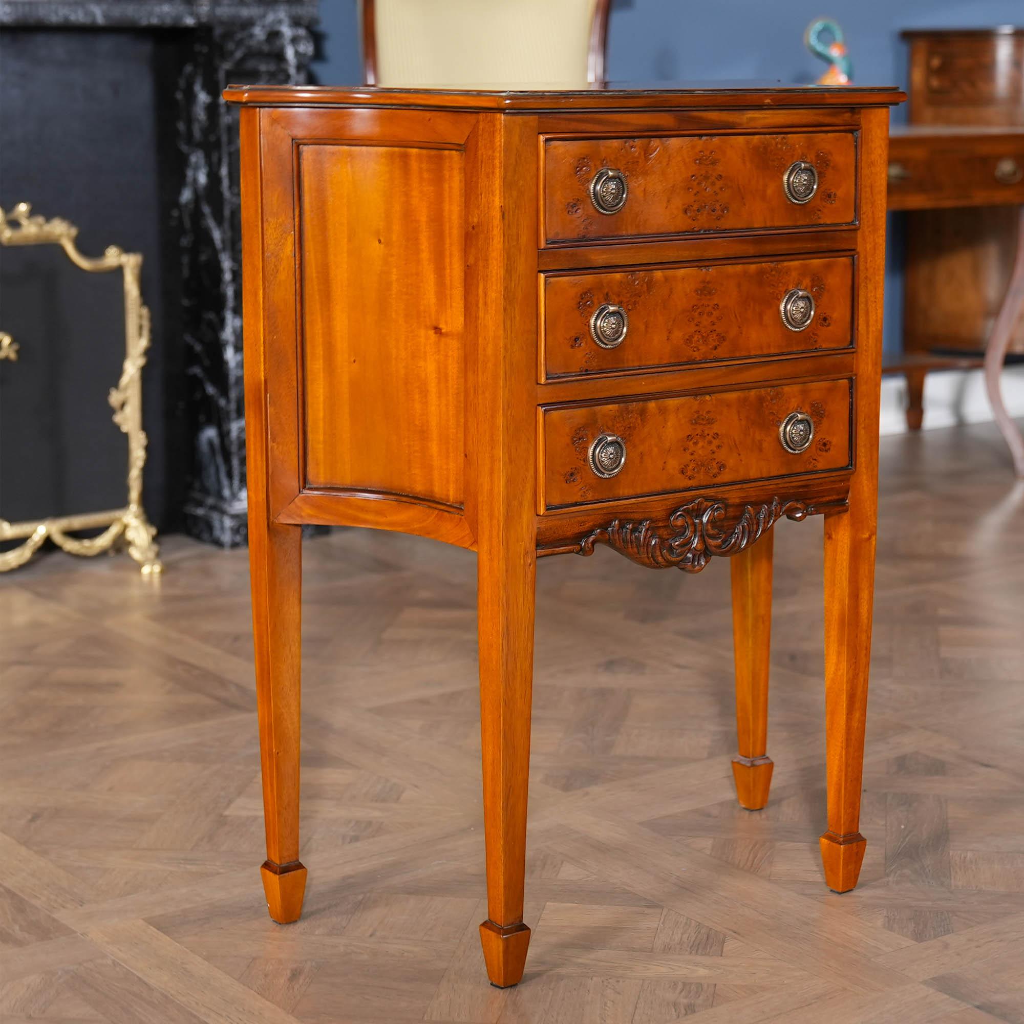 Sculpté à la main Commode à incrustation en vente