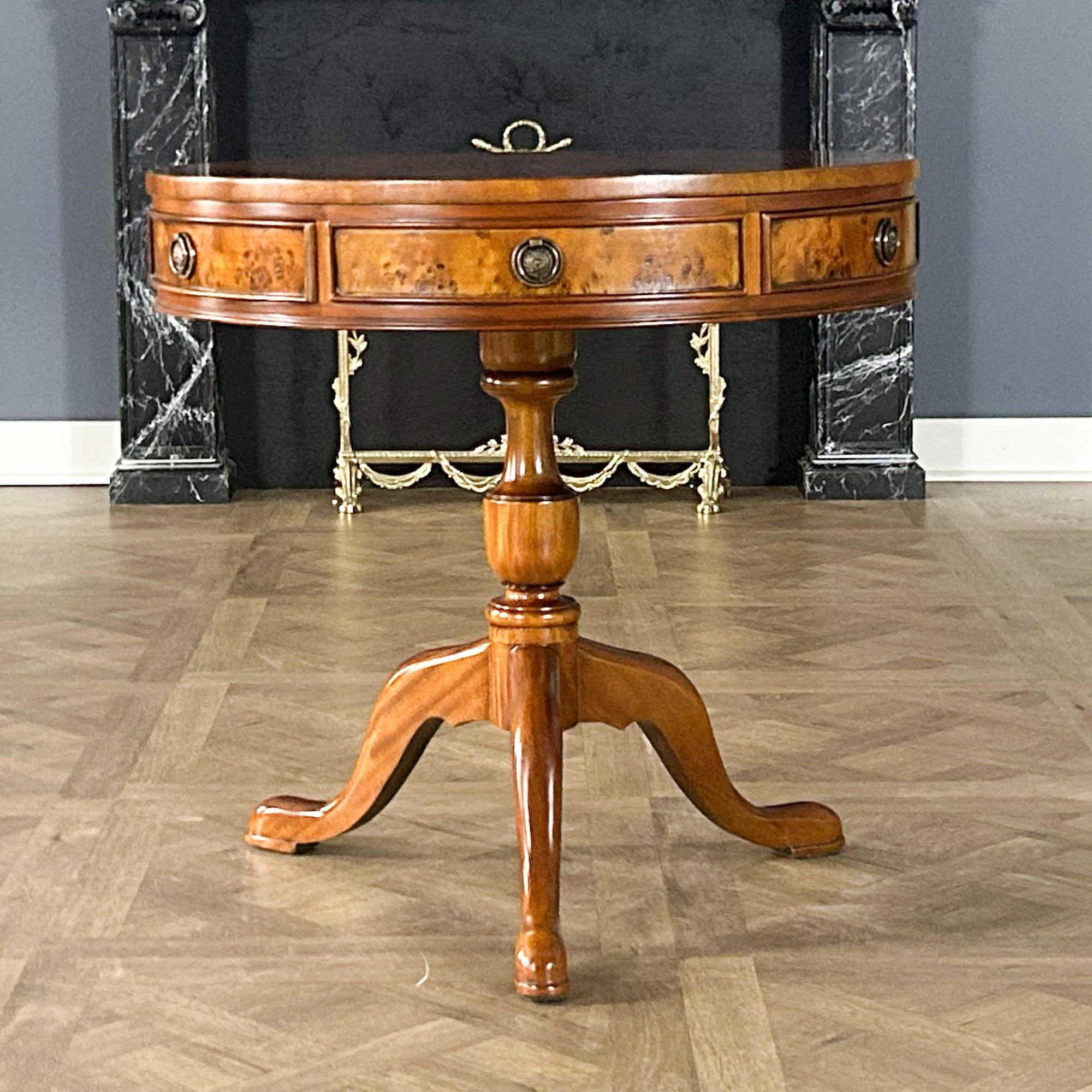 Nuestra mesa de tambor Queen Anne Burled es una mesa de tambor más pequeña que constituye un accesorio estupendo en cualquier lugar de la casa. La Mesa de tambor burilada tiene tres cajones de cola de milano, un bonito tablero burilado y con bandas,