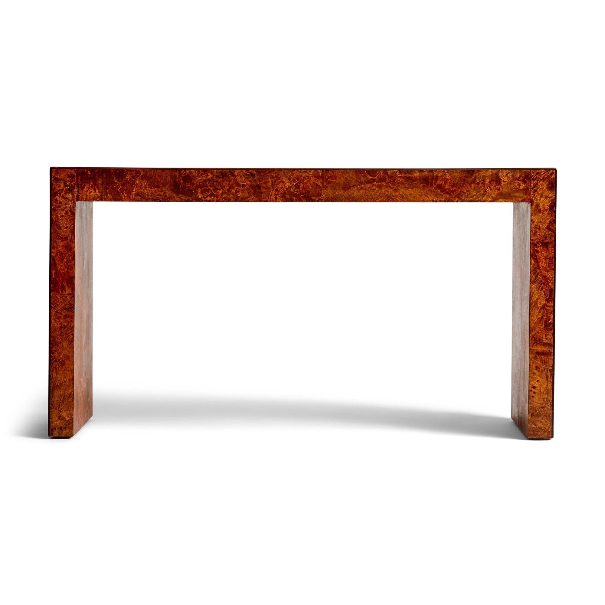 Consola elegante y finamente construida, de sobria forma rectilínea, fabricada en madera de olmo italiano de tonos cálidos y bellamente labrada, con un fino perímetro de nogal oscuro.