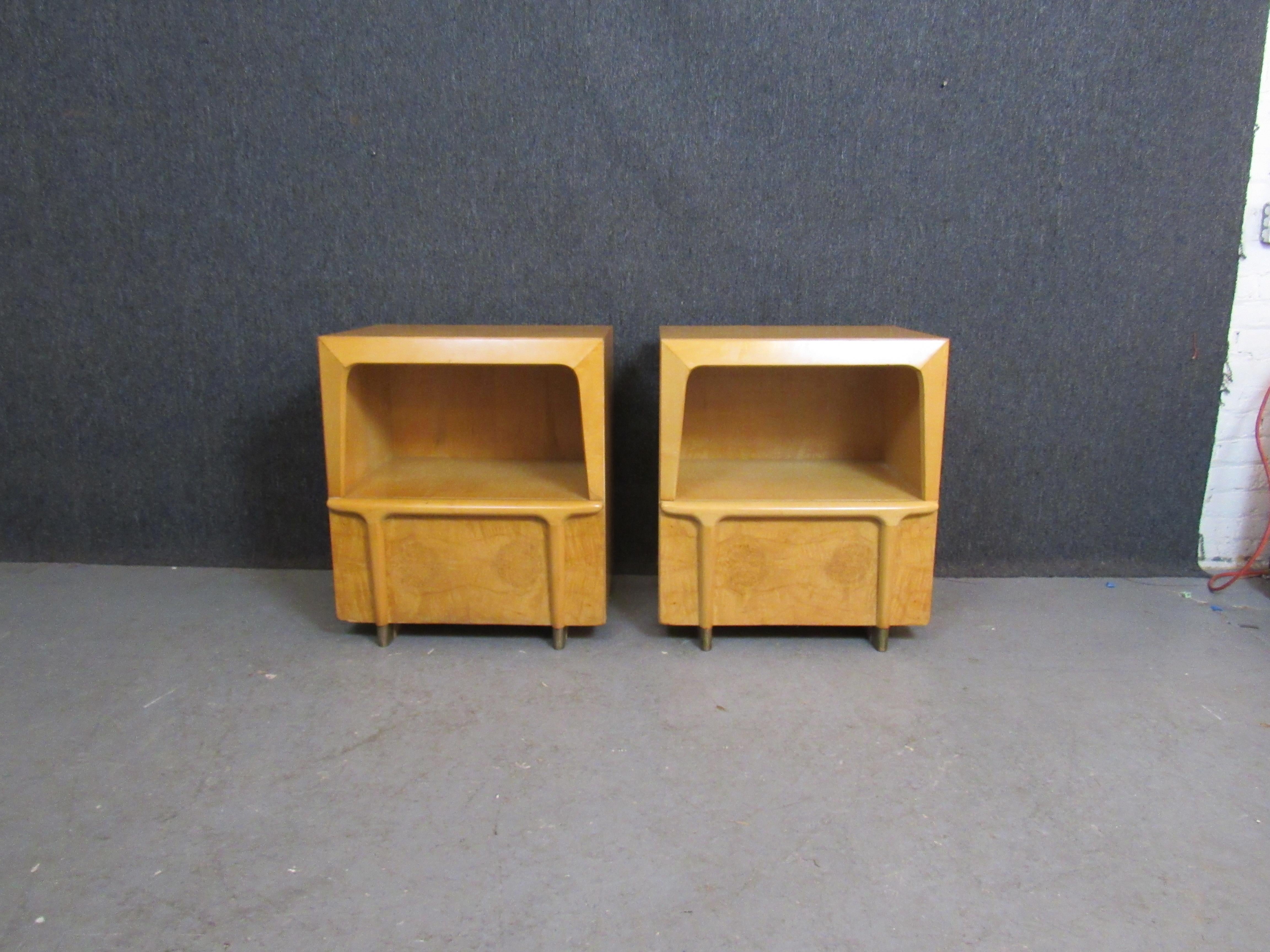 Mid-Century Modern Burled Maple and Brass Nightstands after Heywood Wakefield For Sale