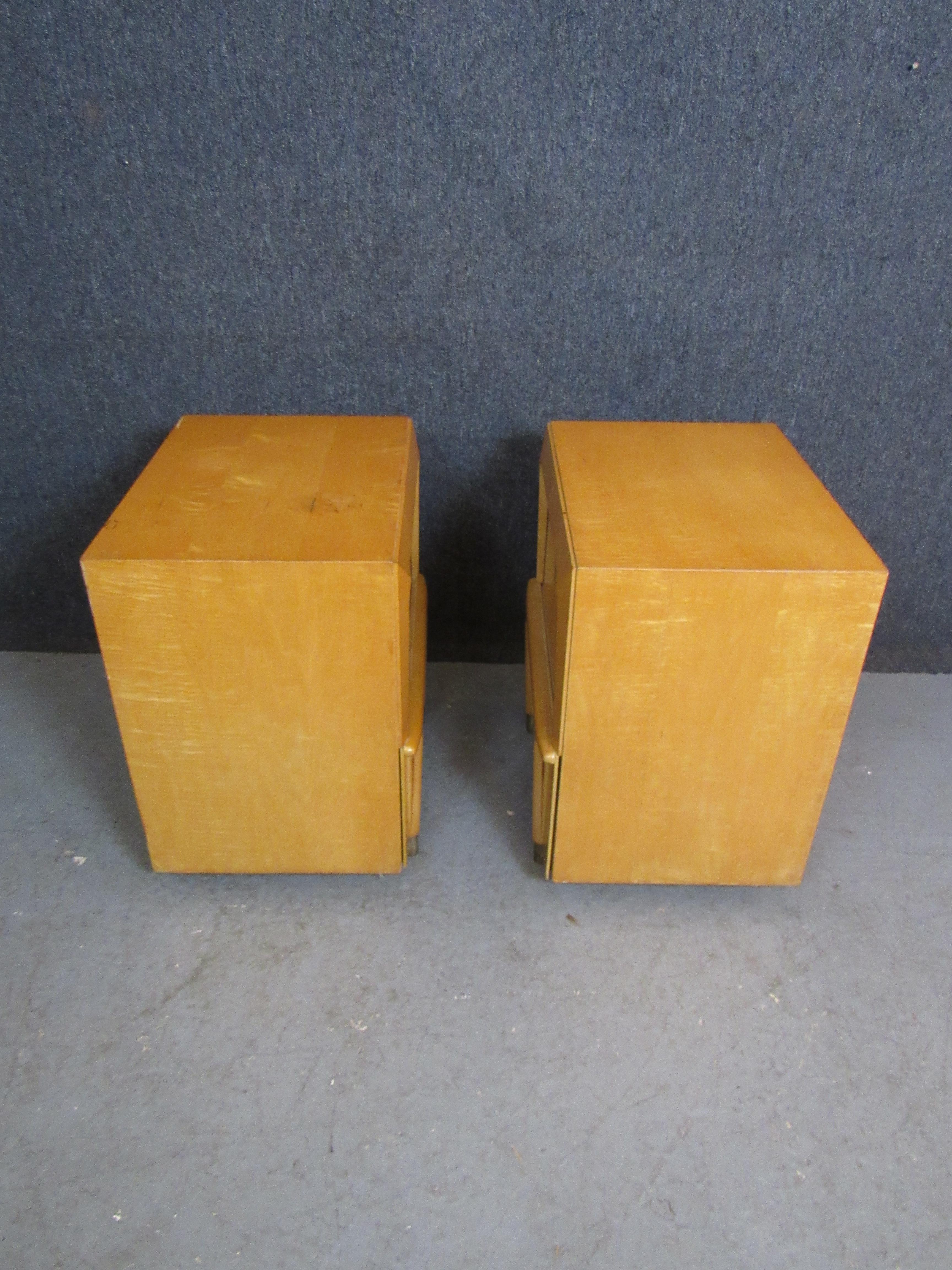 Burled Maple and Brass Nightstands after Heywood Wakefield In Good Condition For Sale In Brooklyn, NY