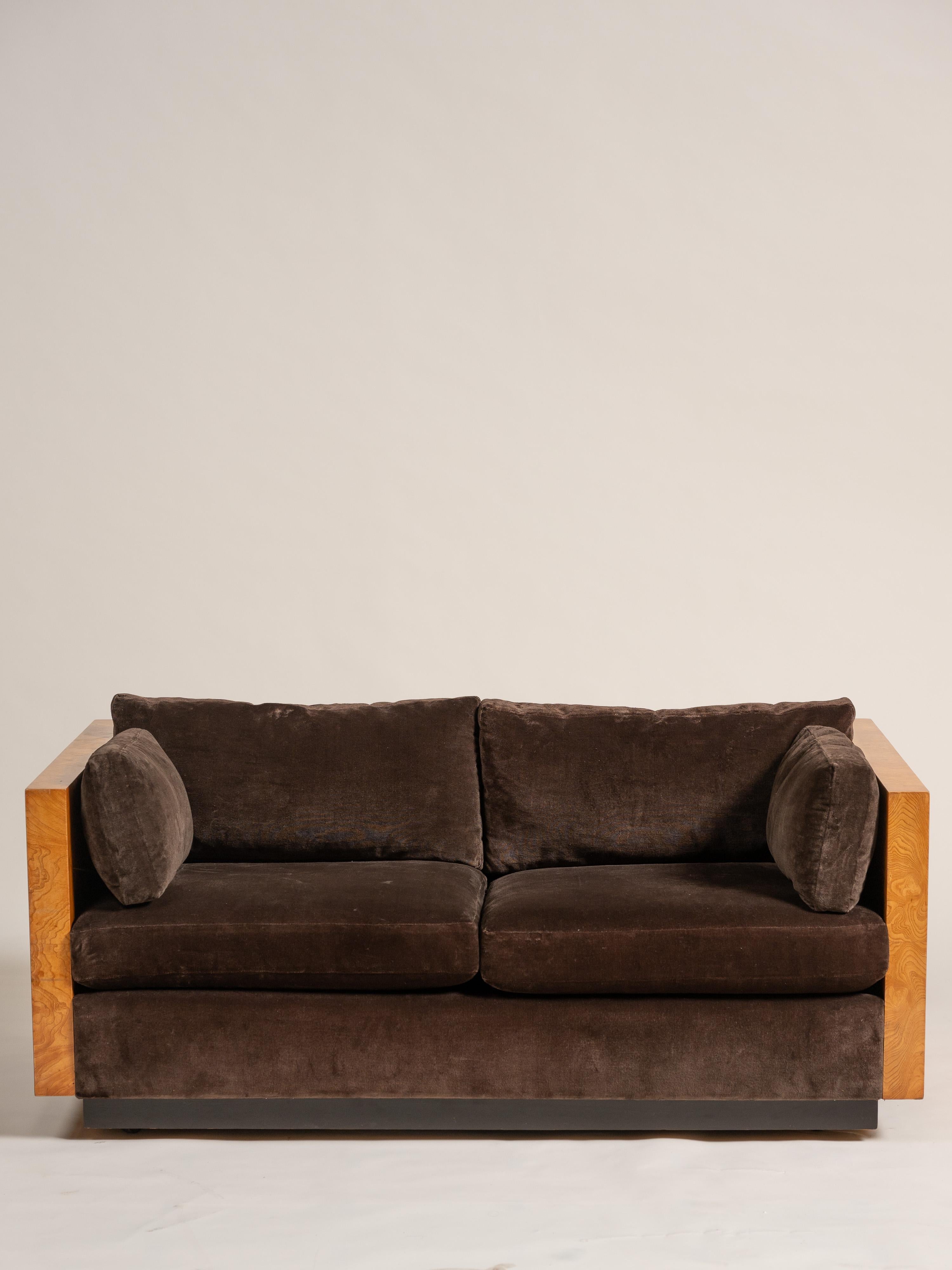 Ce canapé Milo Baughman for Thayer Case Sofa présente des côtés en ronce d'olivier magnifiquement figurés. Le bois est en très bon état, révélant sa profondeur naturelle et sa tonalité chaleureuse. Recouvert d'un velours brun profond de Knoll, ce