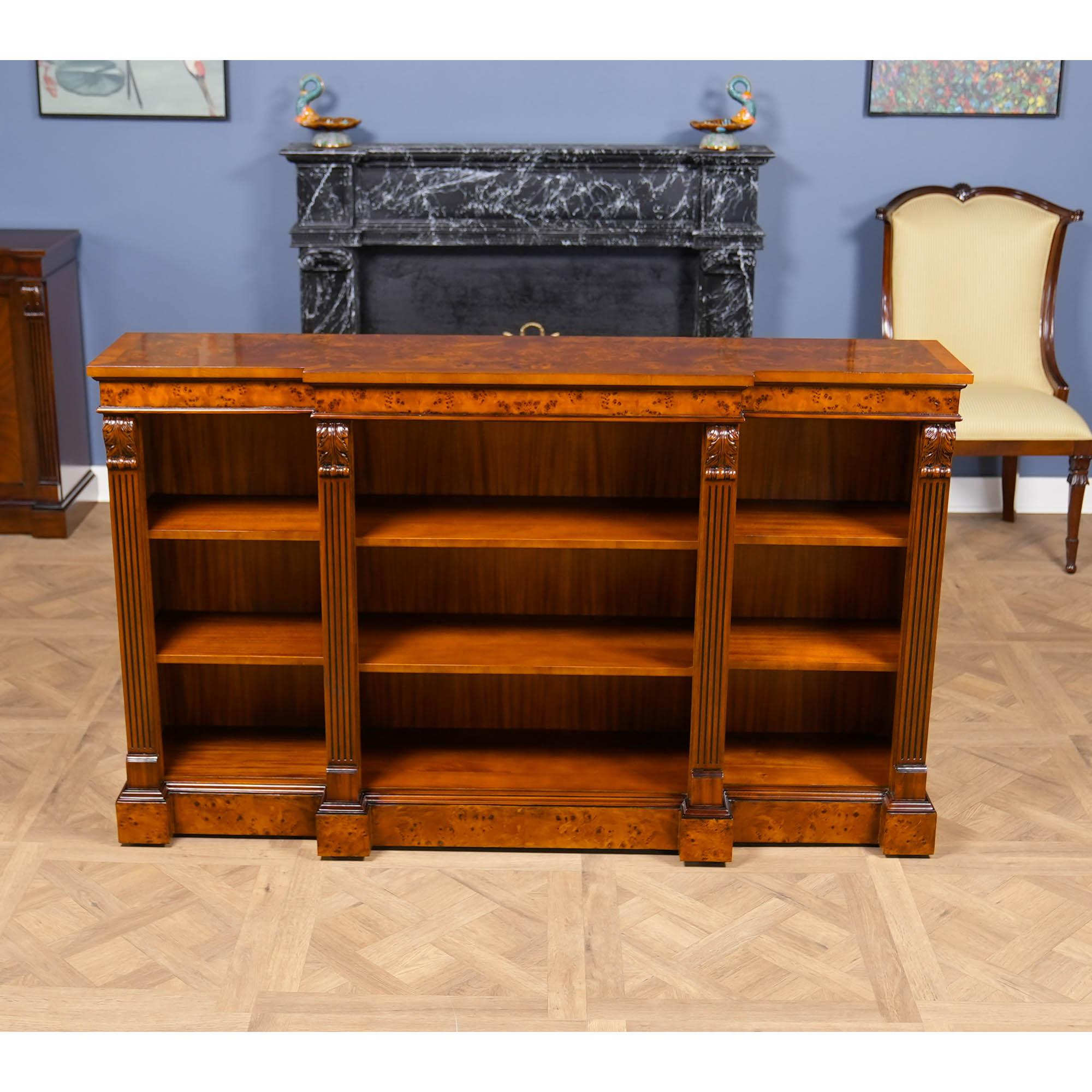 Das Niagara Furniture Burled Penhurst Bücherregal hat eine genoppte Furnierplatte, die von einem genoppten Gesims gestützt wird, das sowohl schön ist als auch dem oberen Bereich des Gehäuses ein Gefühl von Tiefe verleiht. Der handgeschnitzte