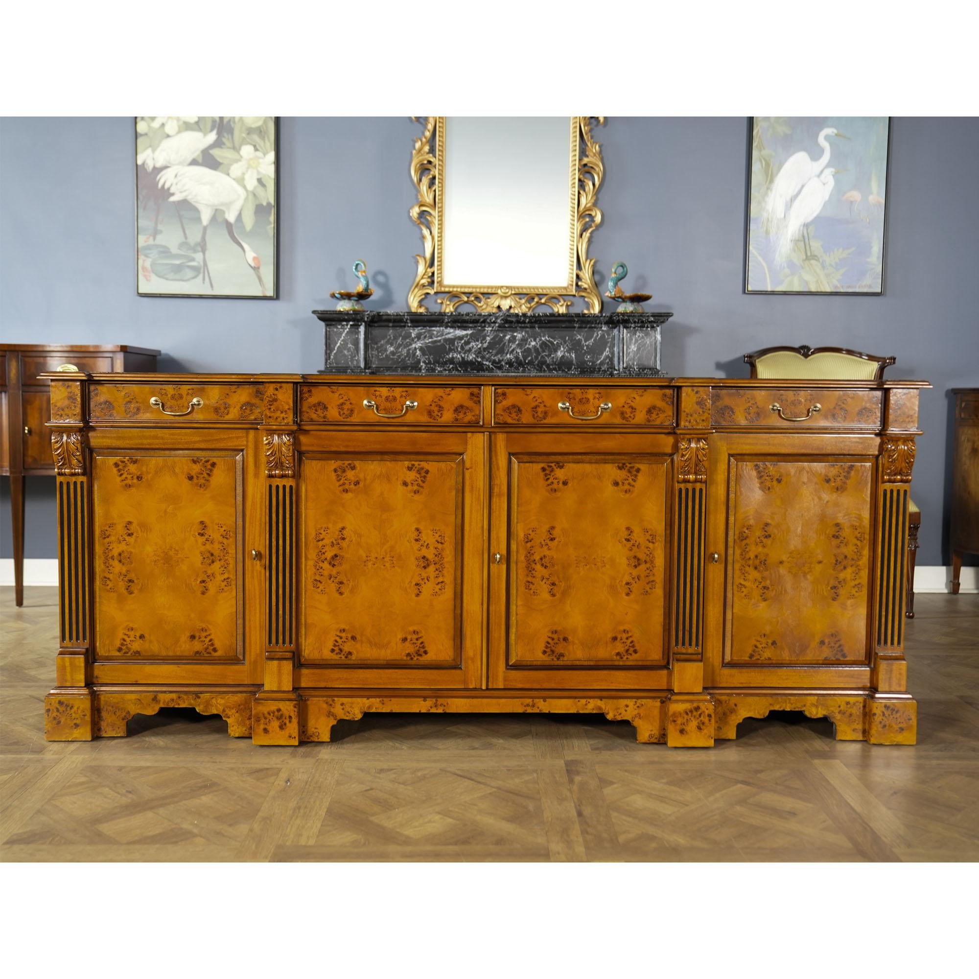 La credenza Burled Penhurst è un'ottima aggiunta alla sala da pranzo o all'ufficio. Un armadio per le porcellane abbinato e altri pezzi della famiglia Penhurst ti permettono di arredare un'intera stanza in questo stile. La credenza Burled Penhurst