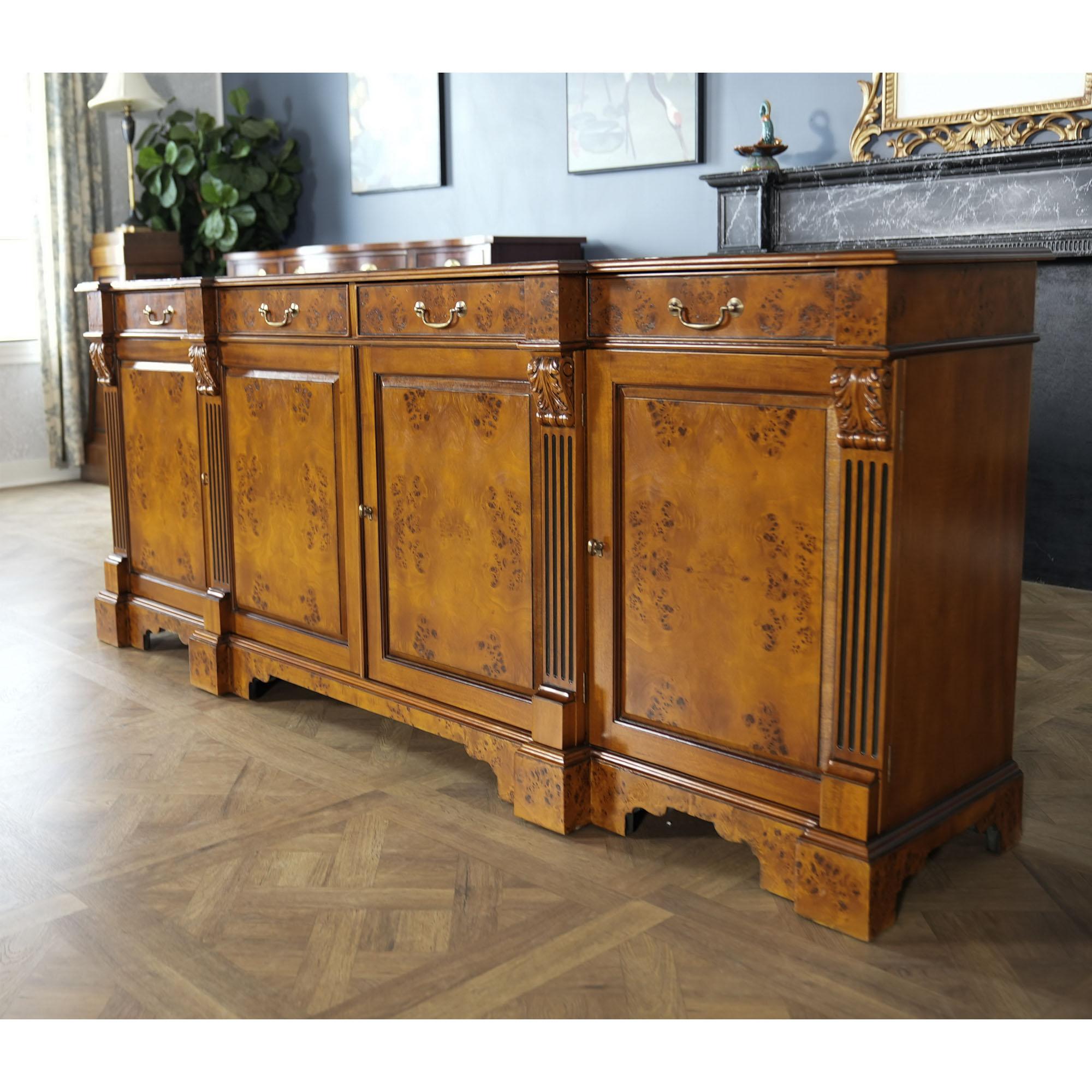 Intagliato a mano Credenza Penhurst burled in vendita
