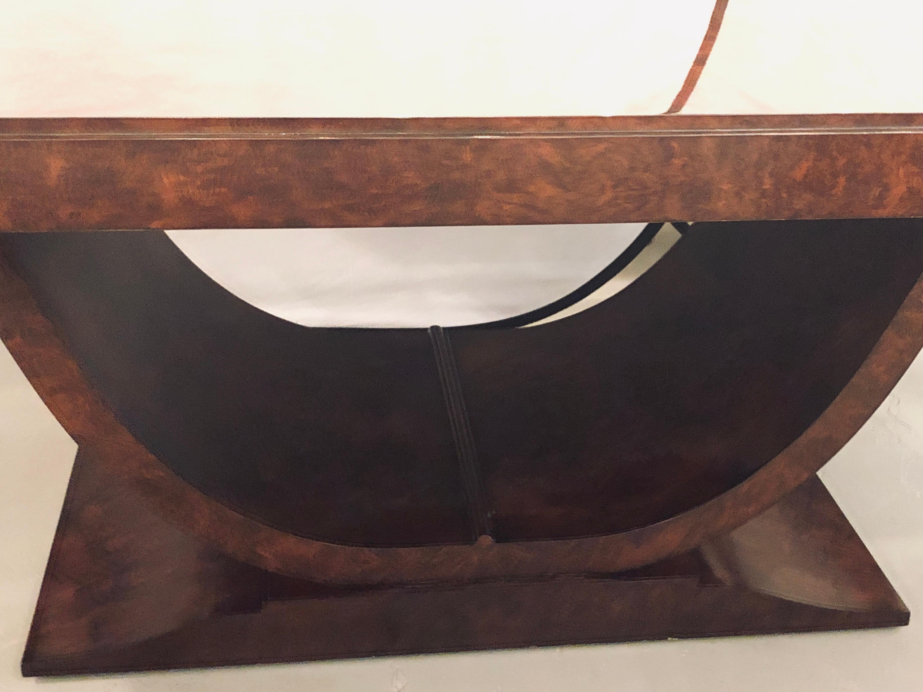 Table de salle à manger en noyer ronceux de style Émile-Jacques Ruhlman, style Art déco français Bon état à Stamford, CT