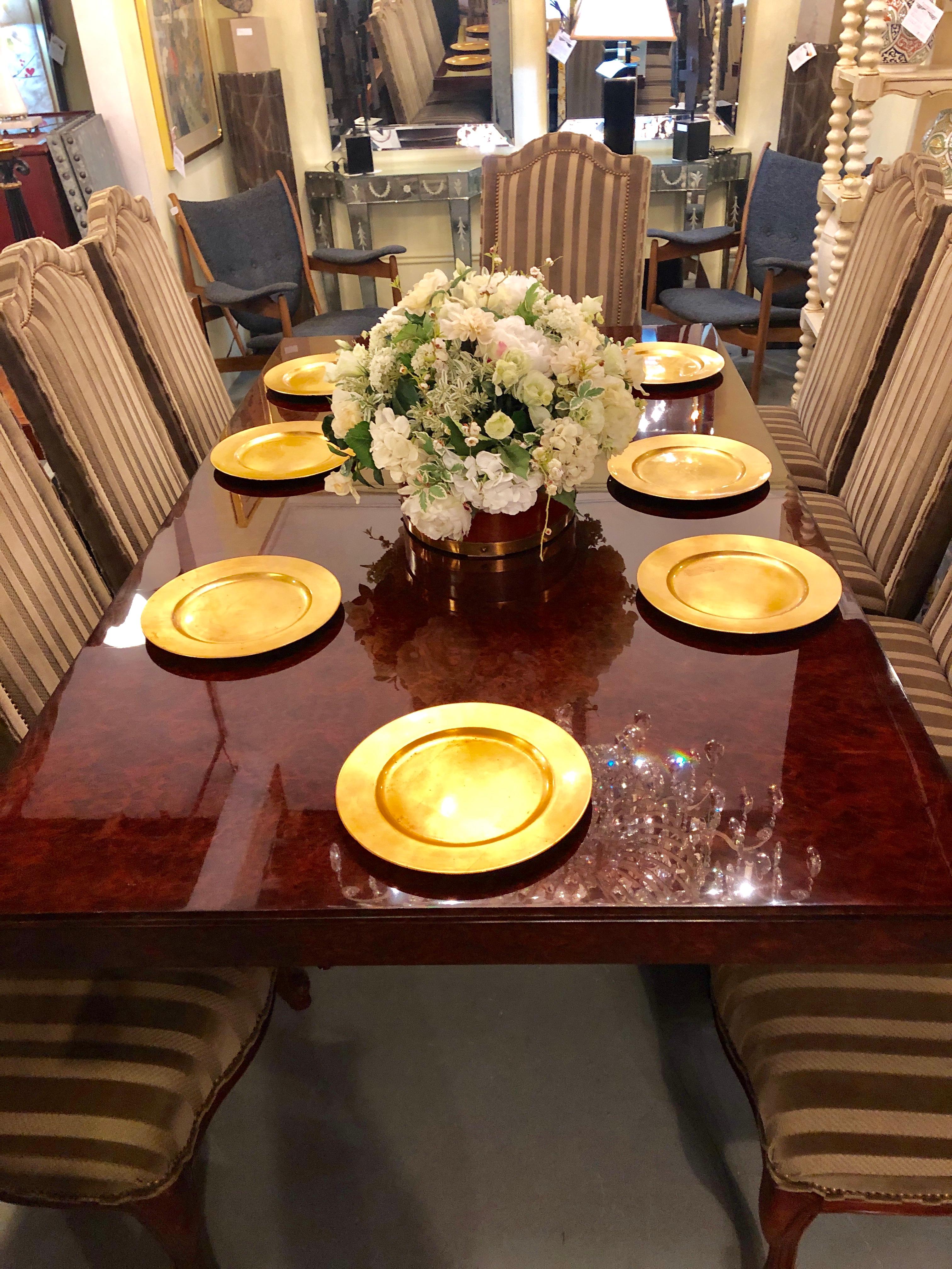 Noyer Table de salle à manger en noyer ronceux de style Émile-Jacques Ruhlman, style Art déco français