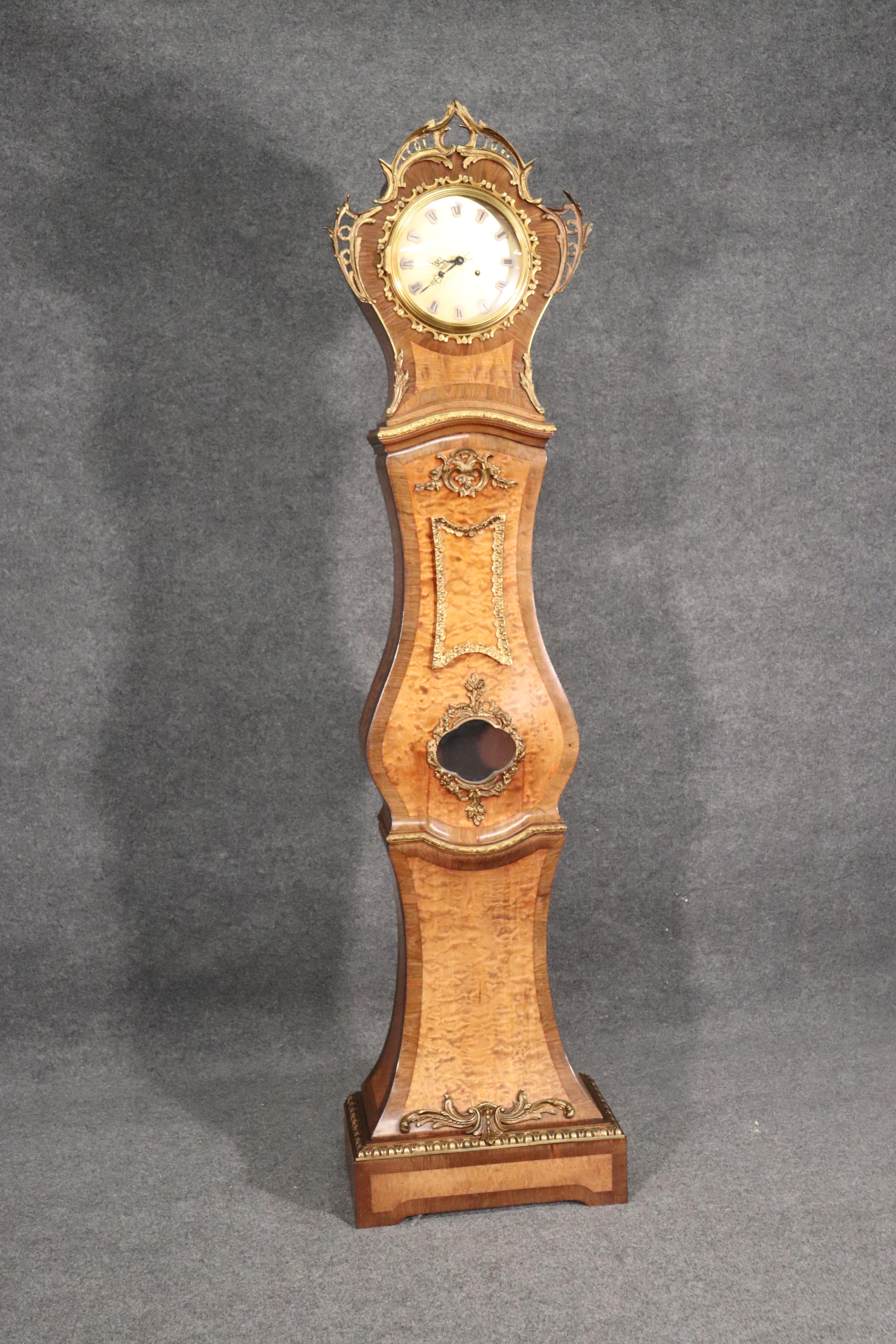 Dies ist eine schöne und äußerst dekorative Wurzelholz Französisch Stil Großvater Uhr. Die Uhr verfügt über ein Pendel und ein funktionierendes Uhrwerk. Das Gehäuse ist in ausgezeichnetem Zustand und hat eine feine, massive Gussbronze Ormolu. Die