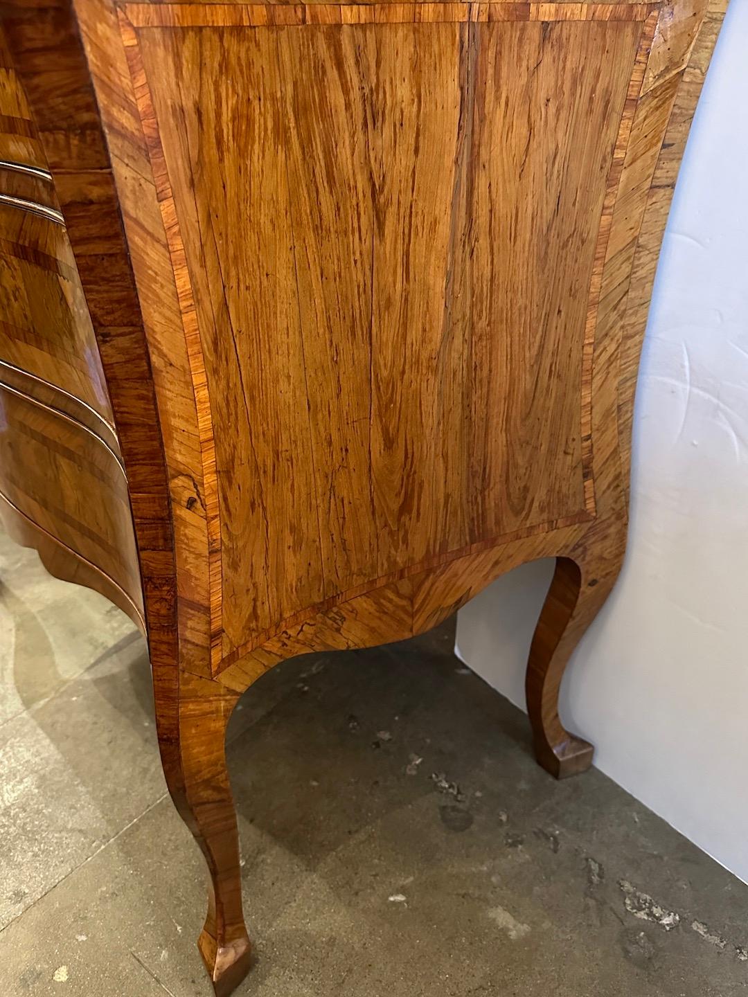 Burled Walnut Serpentine Commode In Good Condition For Sale In Newport Beach, CA