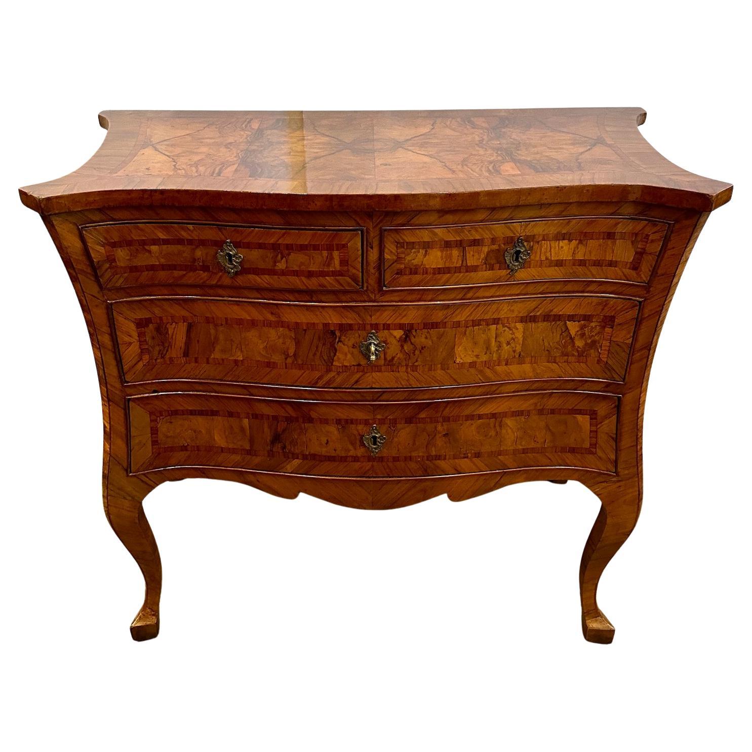 Commode serpentine en noyer ronce