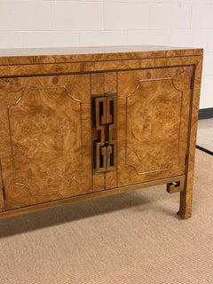 Console en bois figuré et laiton incrusté de Mastercraft