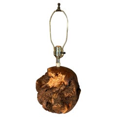 Tischlampe aus Holz mit Wurzelholz