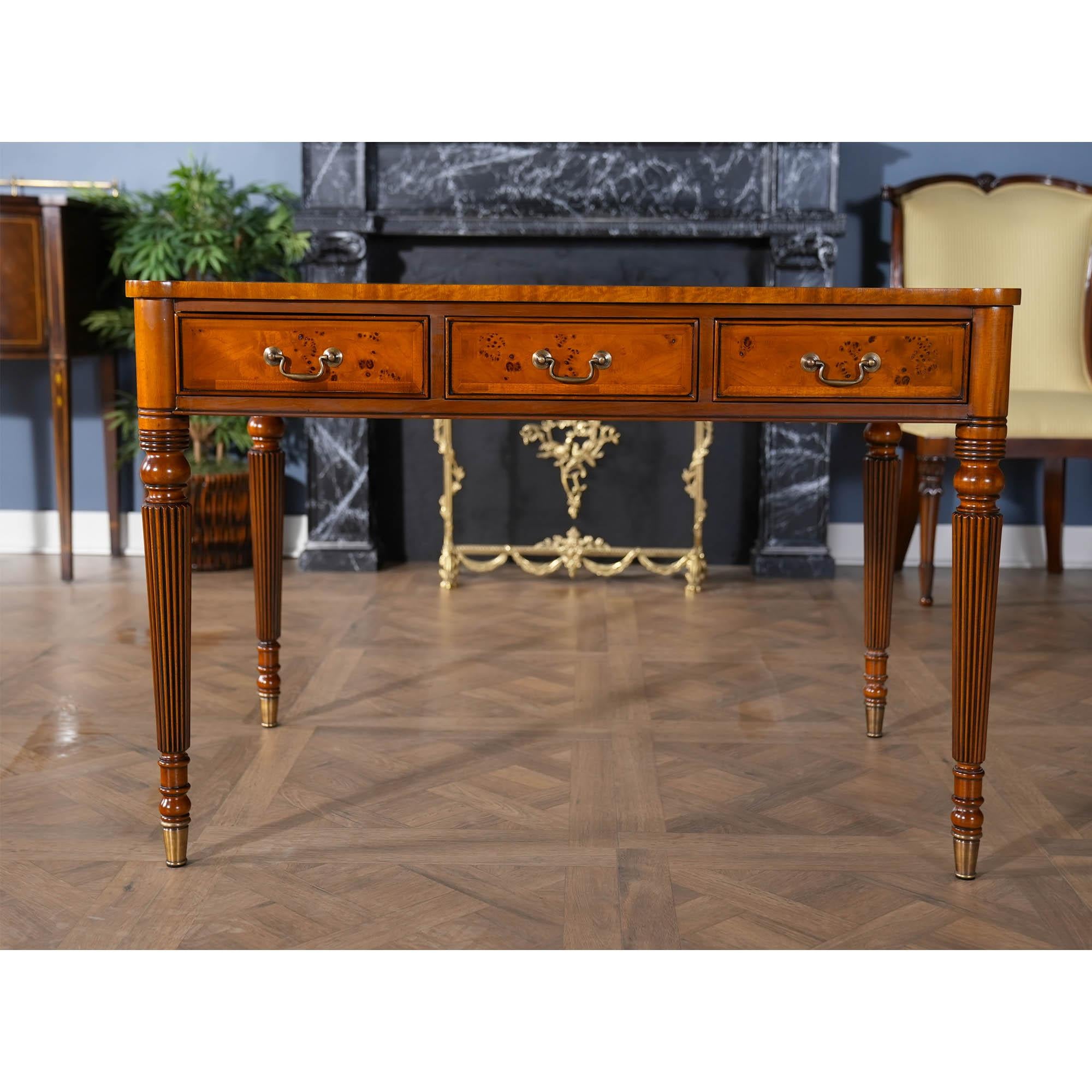 Ein eleganter, genoppter Schreibtisch von Niagara Furniture, der sowohl zu Hause als auch im Büro perfekt ist. Zu den Merkmalen gehören eine große, mit braunem Leder bezogene Platte aus echtem Vollnarbenleder, ein flaches Kantenprofil mit