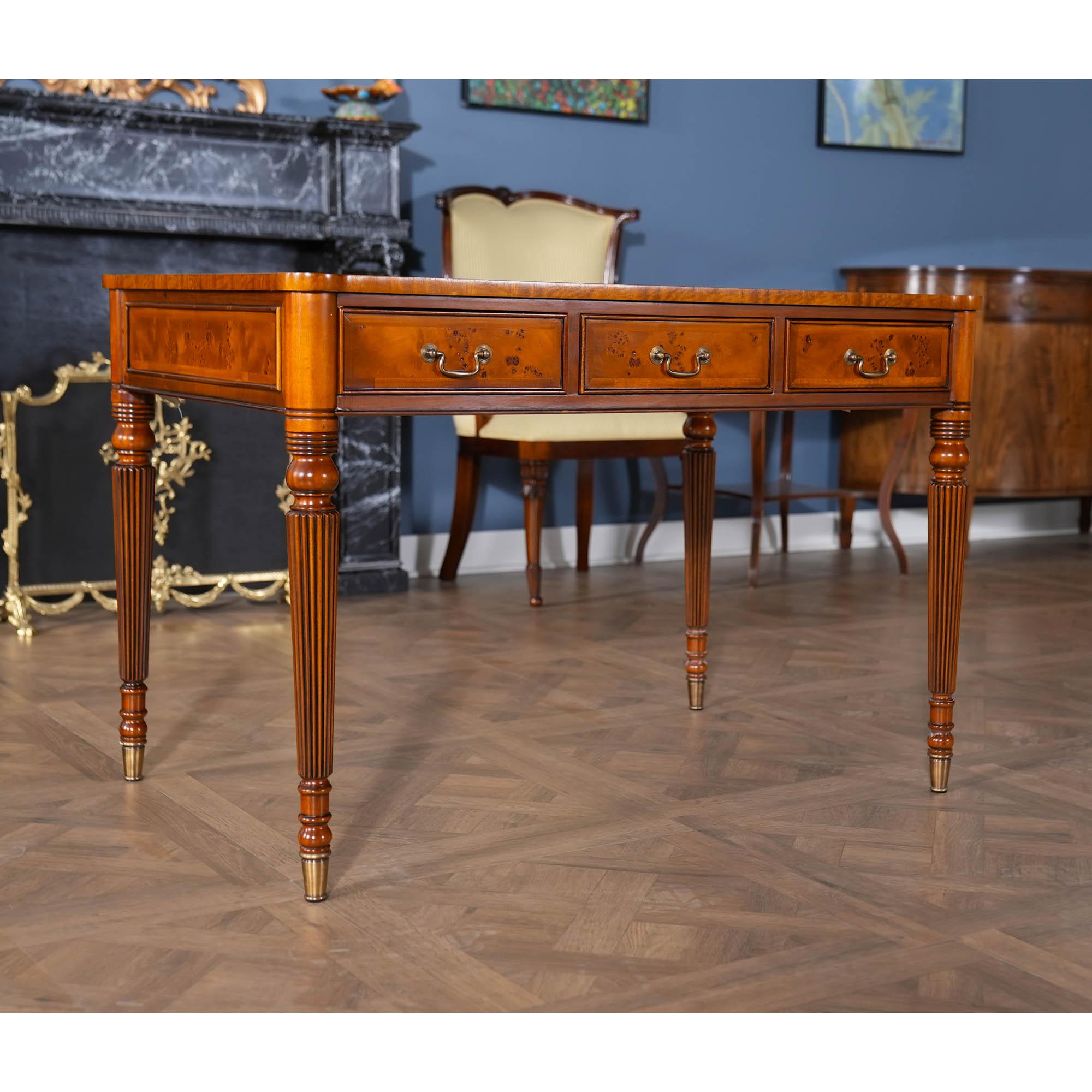 Noppenschreibtisch (Chippendale) im Angebot