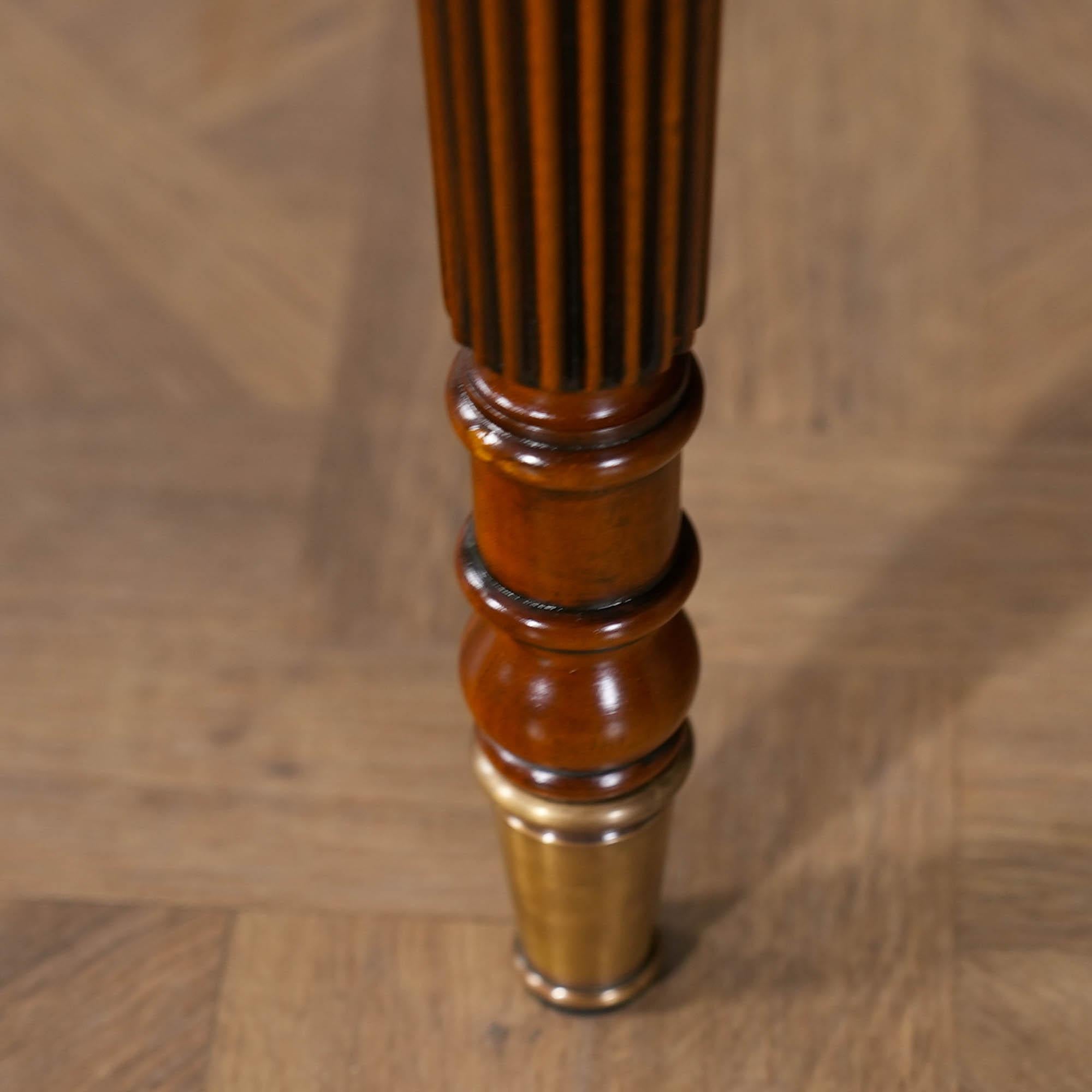 Noppenschreibtisch (Holz) im Angebot