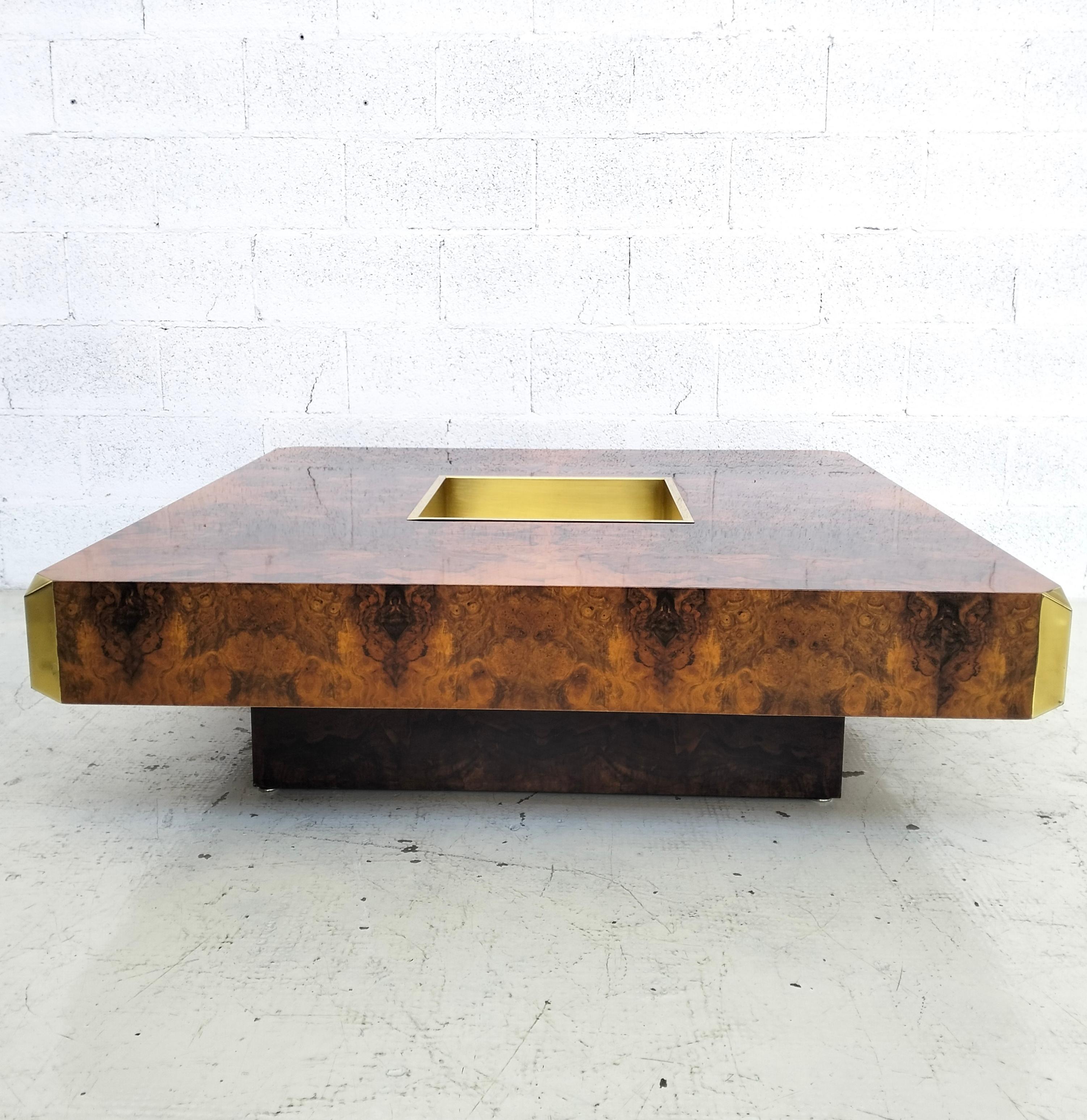 Table basse postmoderne très élégante par Willy Rizzo, années 1970, Italie pour Sabot. Table basse en bois d'ébène et laiton avec compartiment central pour le bar et détails modernes en laiton.
Le récipient en laiton inoxydable au centre sert de