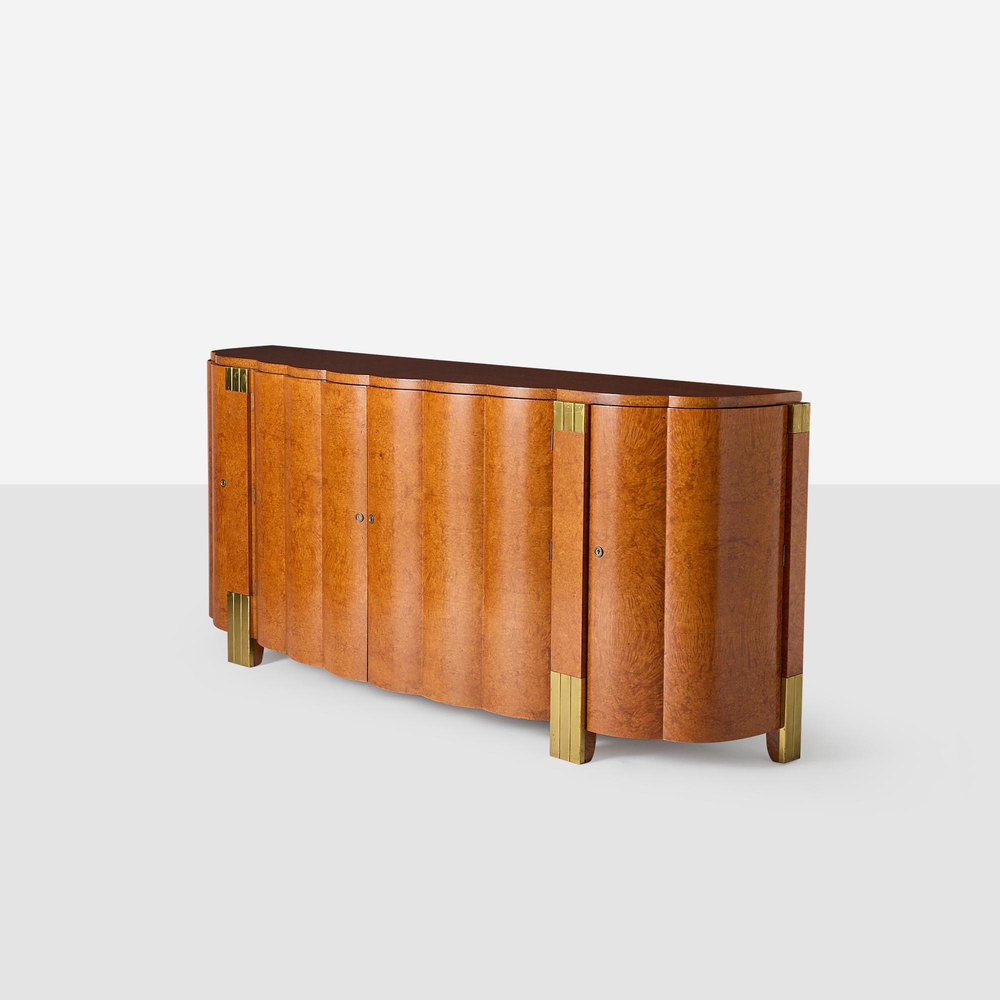 Rechteckiger Esstisch im Art déco-Stil mit geschwungenen Enden, aus genopptem Holz mit patinierten Messingdetails. Vollständig restauriert und in tadellosem Zustand.