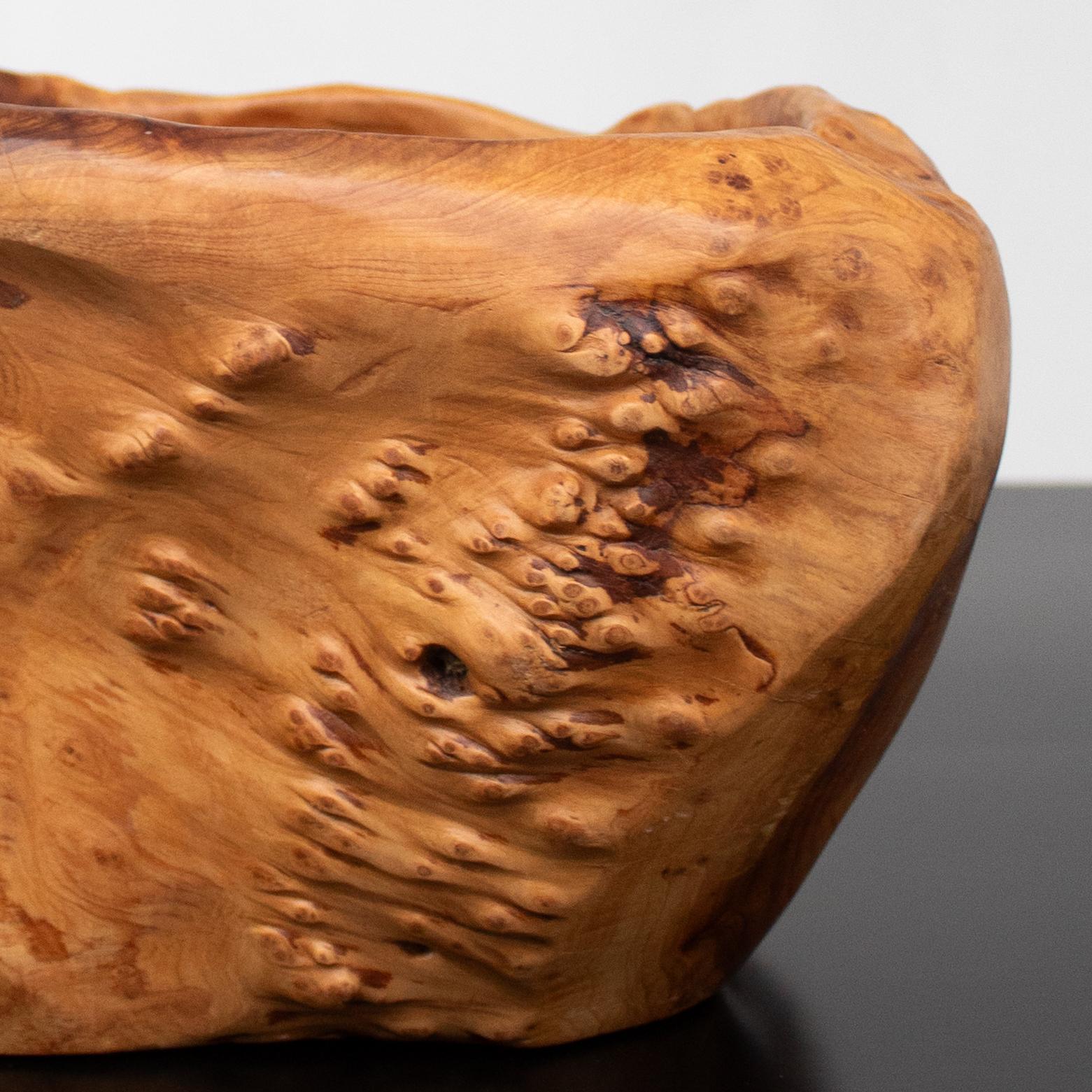 Porta il fascino organico nei tuoi interni con questa ciotola di Burlwood realizzata a mano e unica nel suo genere. Realizzato con legno di radica di provenienza etica, ogni pezzo è unico nel suo genere e mostra motivi di venature vorticose, nodi