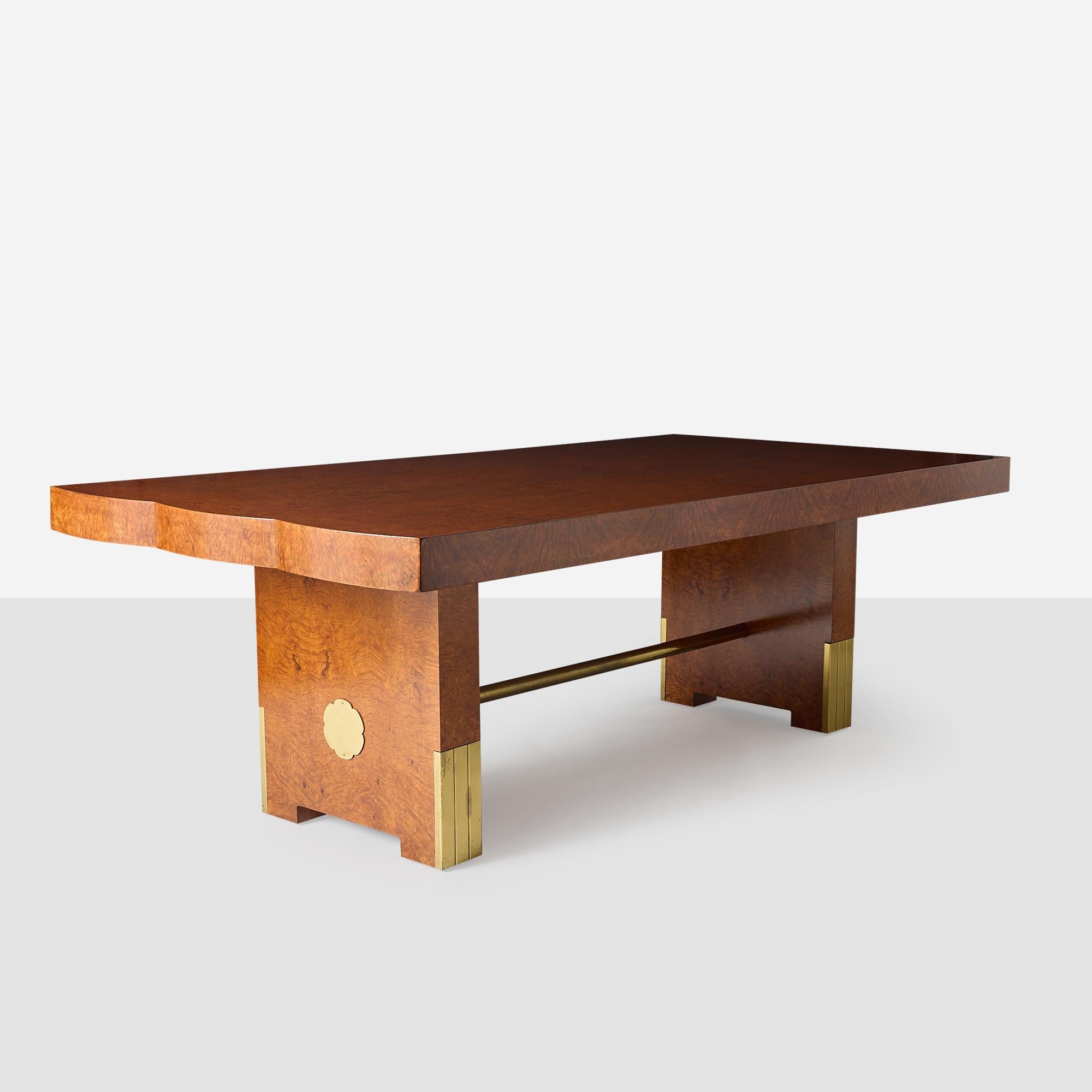 Table de salle à manger Art Déco rectangulaire aux extrémités festonnées, fabriquée en bois bruni avec des détails en laiton patiné. Entièrement restauré et en parfait état.