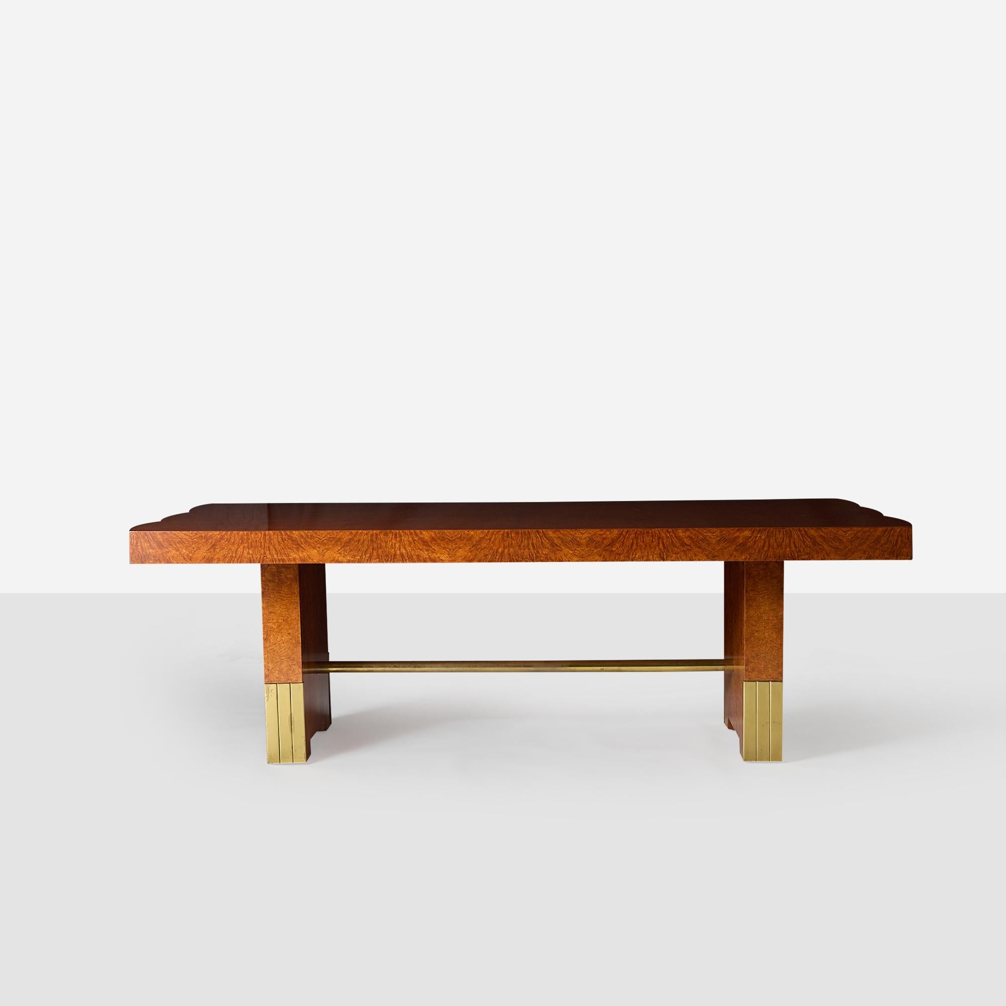 Moderne Table de salle à manger en bois et laiton par Roger Bal en vente