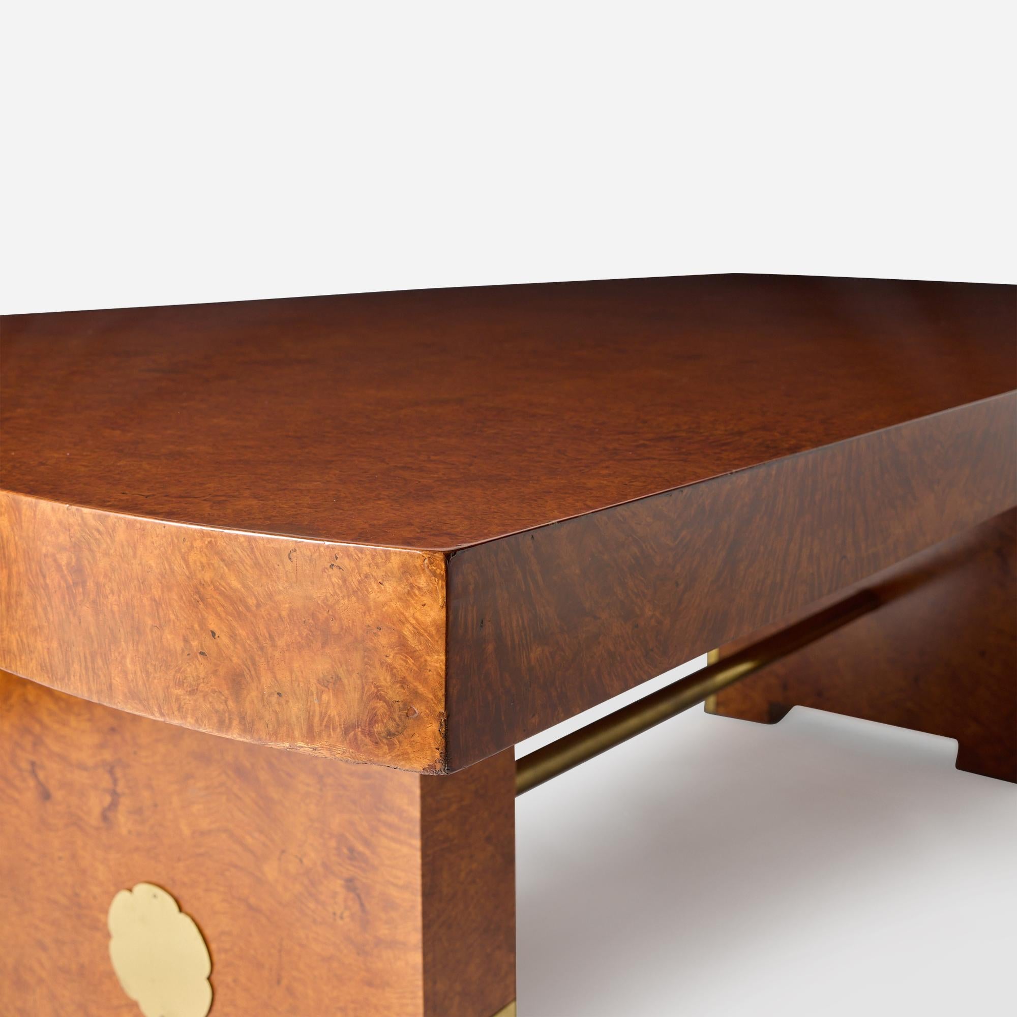 Milieu du XXe siècle Table de salle à manger en bois et laiton par Roger Bal en vente