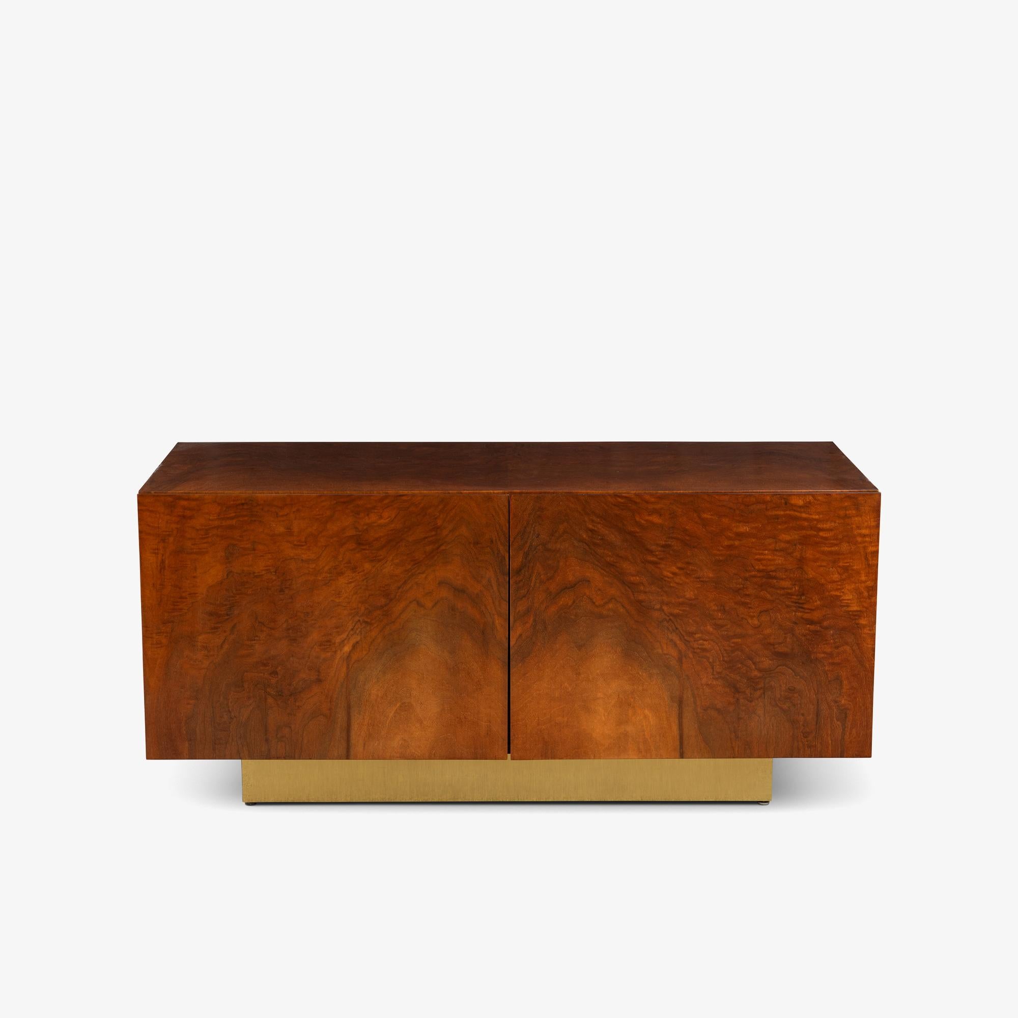 Le ricche e intricate venature del legno di rovere non mancano mai di attirare l'attenzione e noi ci assicuriamo che siano sempre presenti nella nostra collezione. Questo piccolo mobile in legno di radica ci ha affascinato non solo per la sua