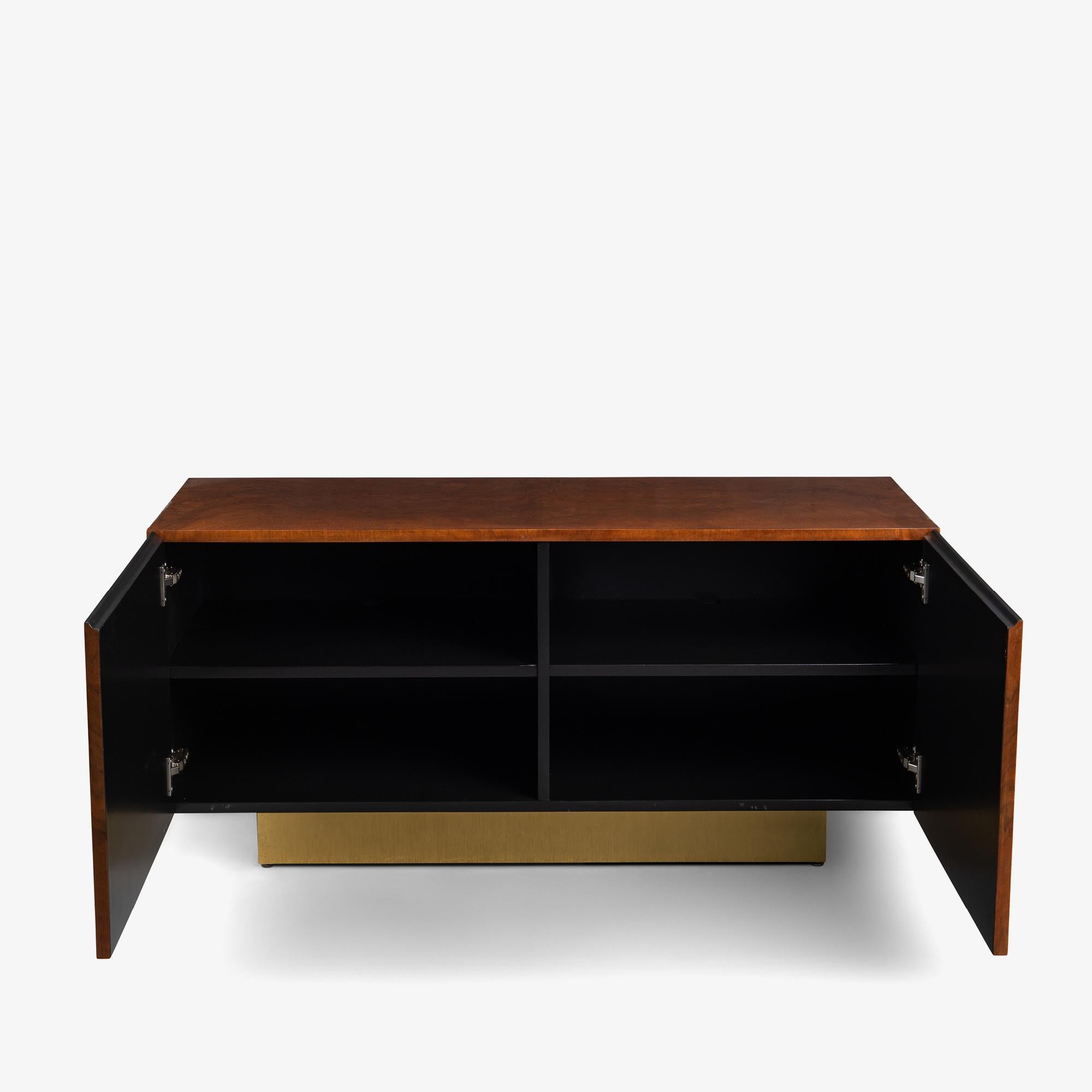 Mid-Century moderno Armadio Petite in stile metà secolo in legno di radica e ottone in vendita