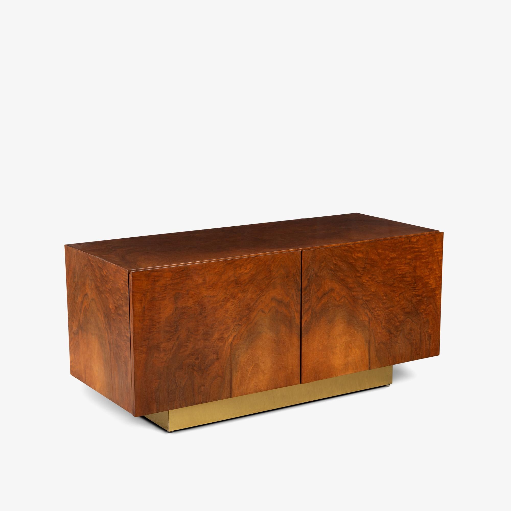 Americano Armadio Petite in stile metà secolo in legno di radica e ottone in vendita