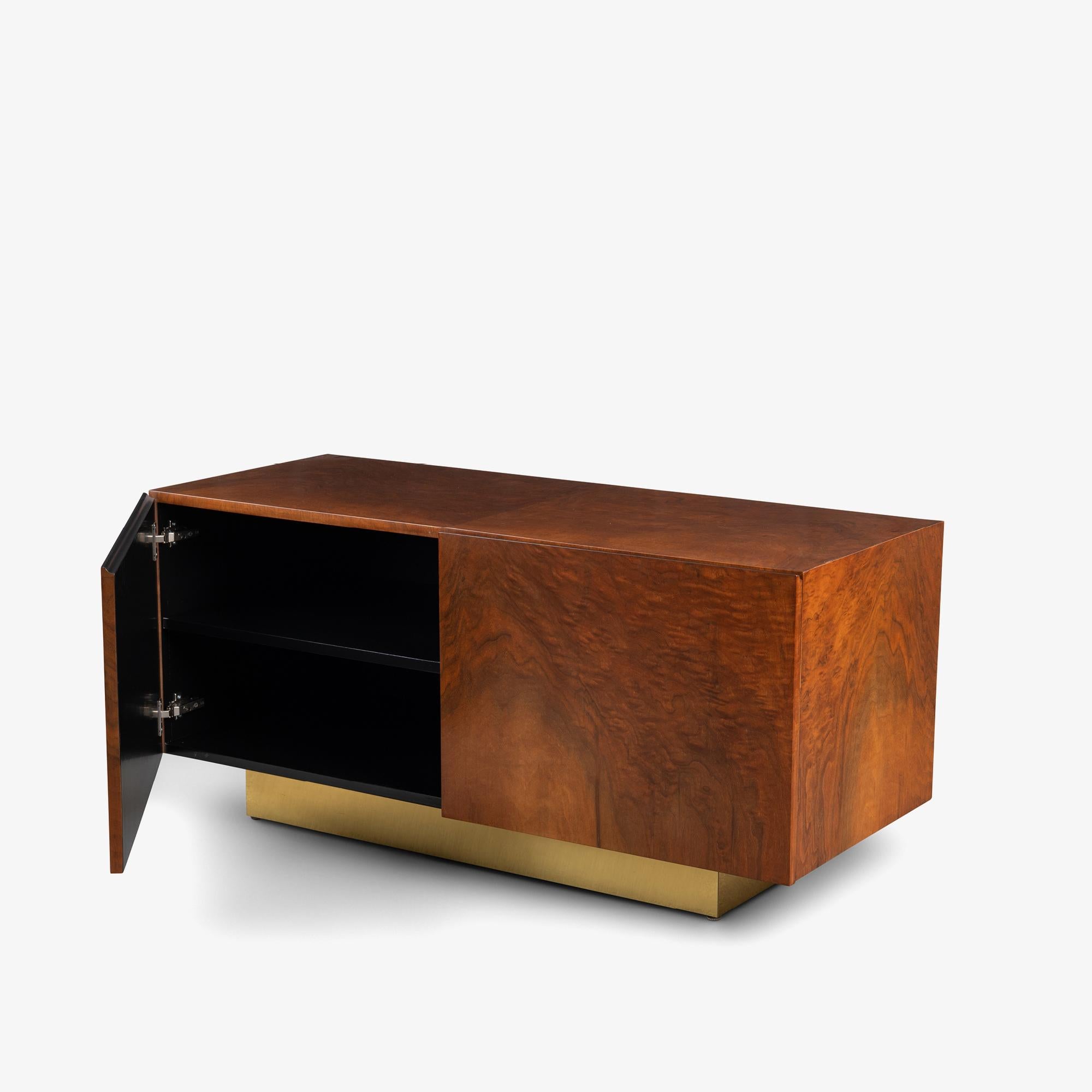 Fine XX secolo Armadio Petite in stile metà secolo in legno di radica e ottone in vendita