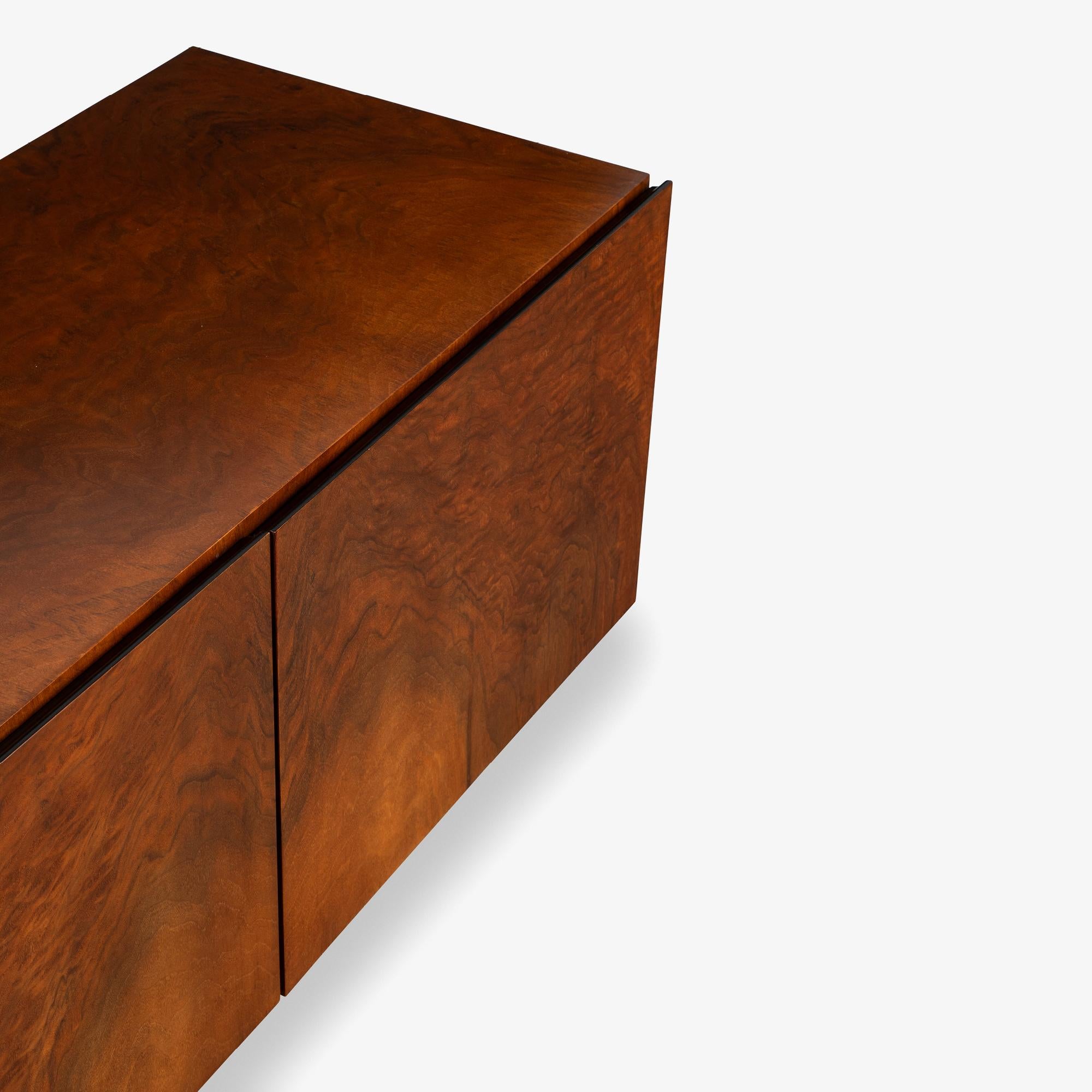 Armadio Petite in stile metà secolo in legno di radica e ottone in vendita 2