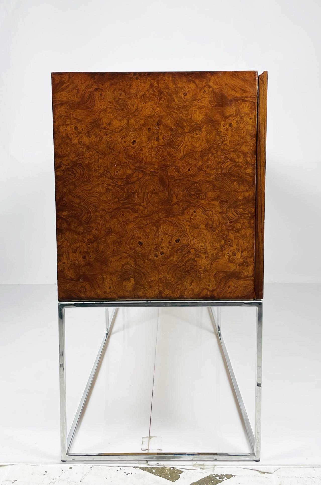 Enfilade en bois de ronce et chrome de Milo Baughman pour Thayer Coggin État moyen - En vente à Los Angeles, CA