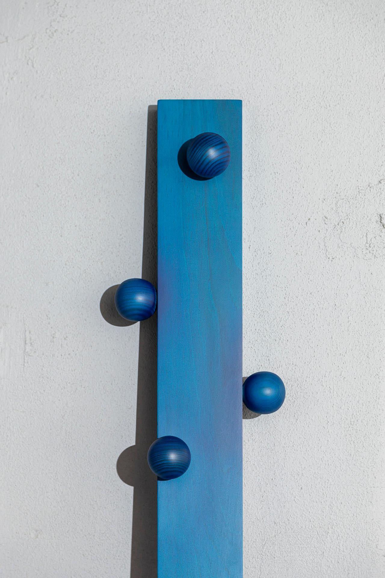 Burly is the name of this collection, made for VICARA, of solid pine wood coat hangers. Designed by João Xará and handmade in Portugal, this coat hanger has a set of spheres - made with the help of an artisan specialized in turned wood - serving as