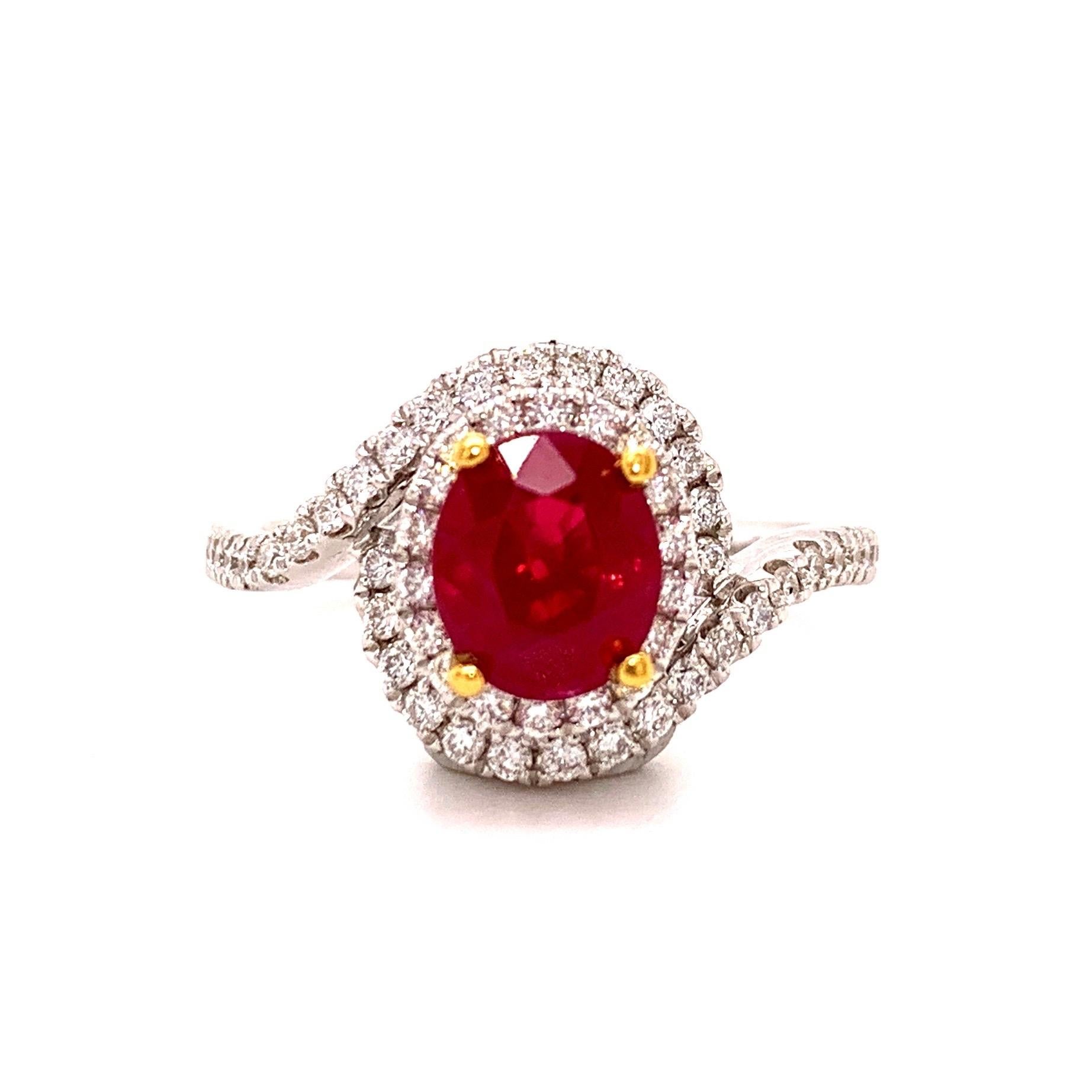 Atemberaubender Burma-Rubin-Diamant-Ring. Hochglänzender, rot funkelnder, ovaler, facettierter Naturrubin von 1,59 Karat, montiert in einem offenen Korb mit vier Perlenzacken, akzentuiert mit zwei Reihen runder Diamanten im Brillantschliff.