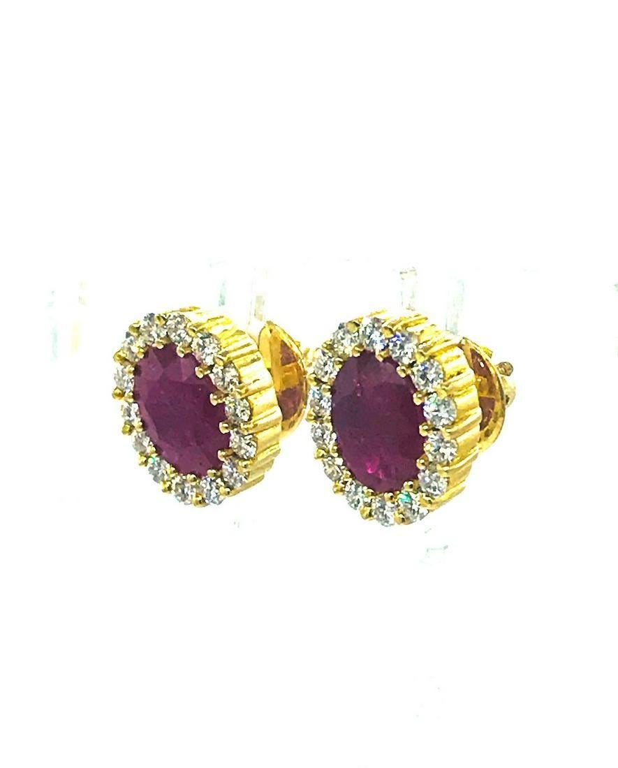 Burma, Ruby Halo Diamond 18 Karat Earrings measuring 10 mm in diameter.
Oval shaped rubies measure 8.10 -6.22 x 3 mm in diameter and are surrounded by a row of high quality diamonds, prong set.
The estimated weight of these rubies are 2.60 carats