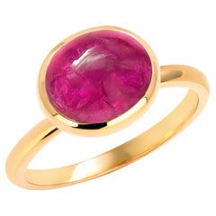 Anillo de oro amarillo de 14 quilates con cabujón de rubí de Birmania de 4 quilates engastado en bisel talla 6