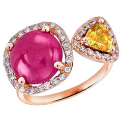 Anello da cocktail in oro con gambo aperto con diamante giallo e zaffiro Burma cabochon