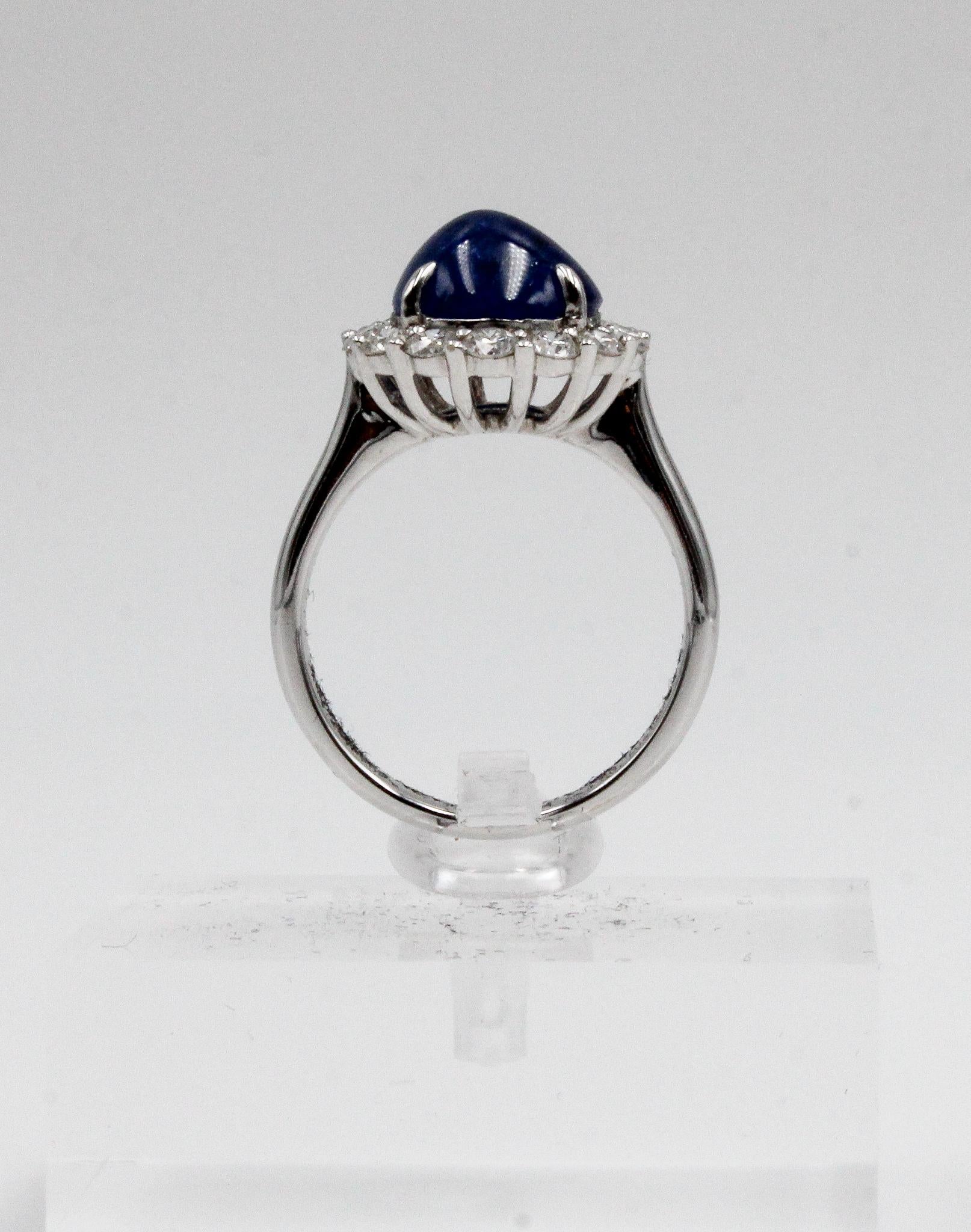 Cette bague extraordinaire met en valeur un saphir captivant de 5,45 carats taillé en cabochon et d'origine birmane - une provenance de plus en plus rare qui ajoute une valeur significative et du prestige à la pièce. Le saphir présente une riche