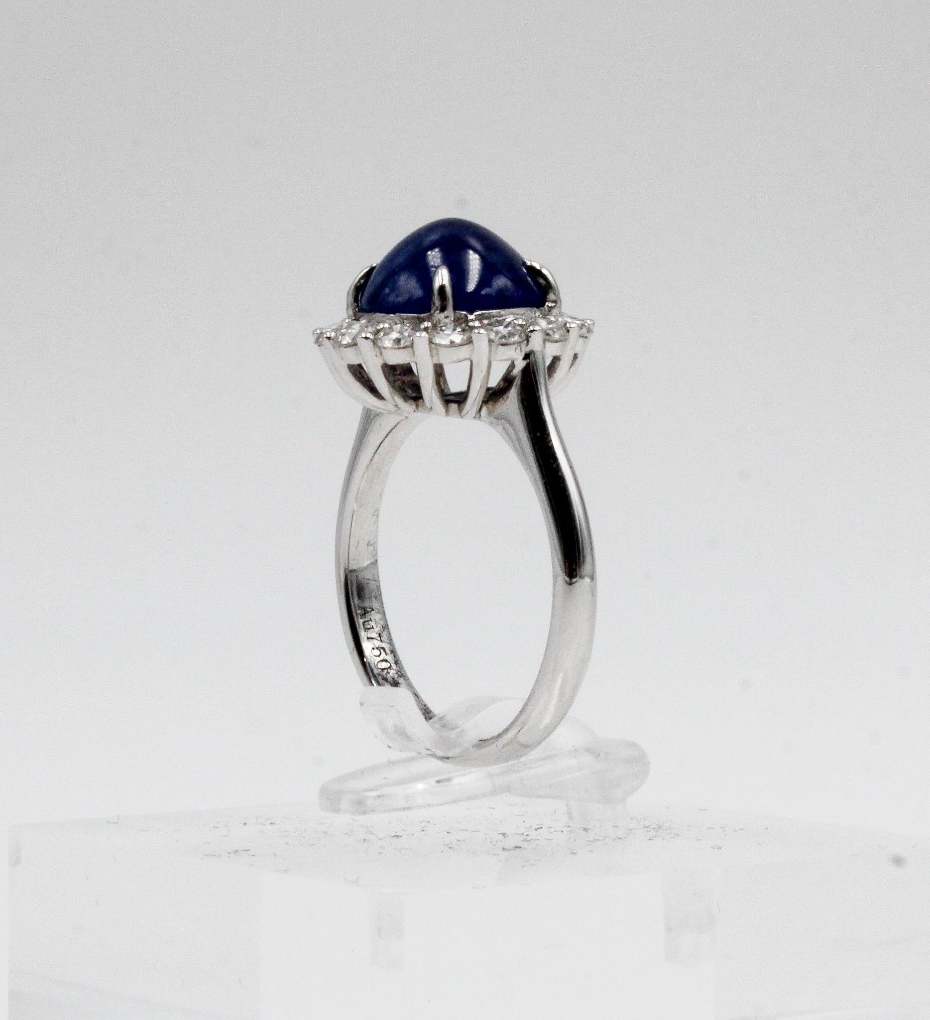 Taille cabochon Bague saphir cabochon 5,45 carats avec diamants en or blanc en vente