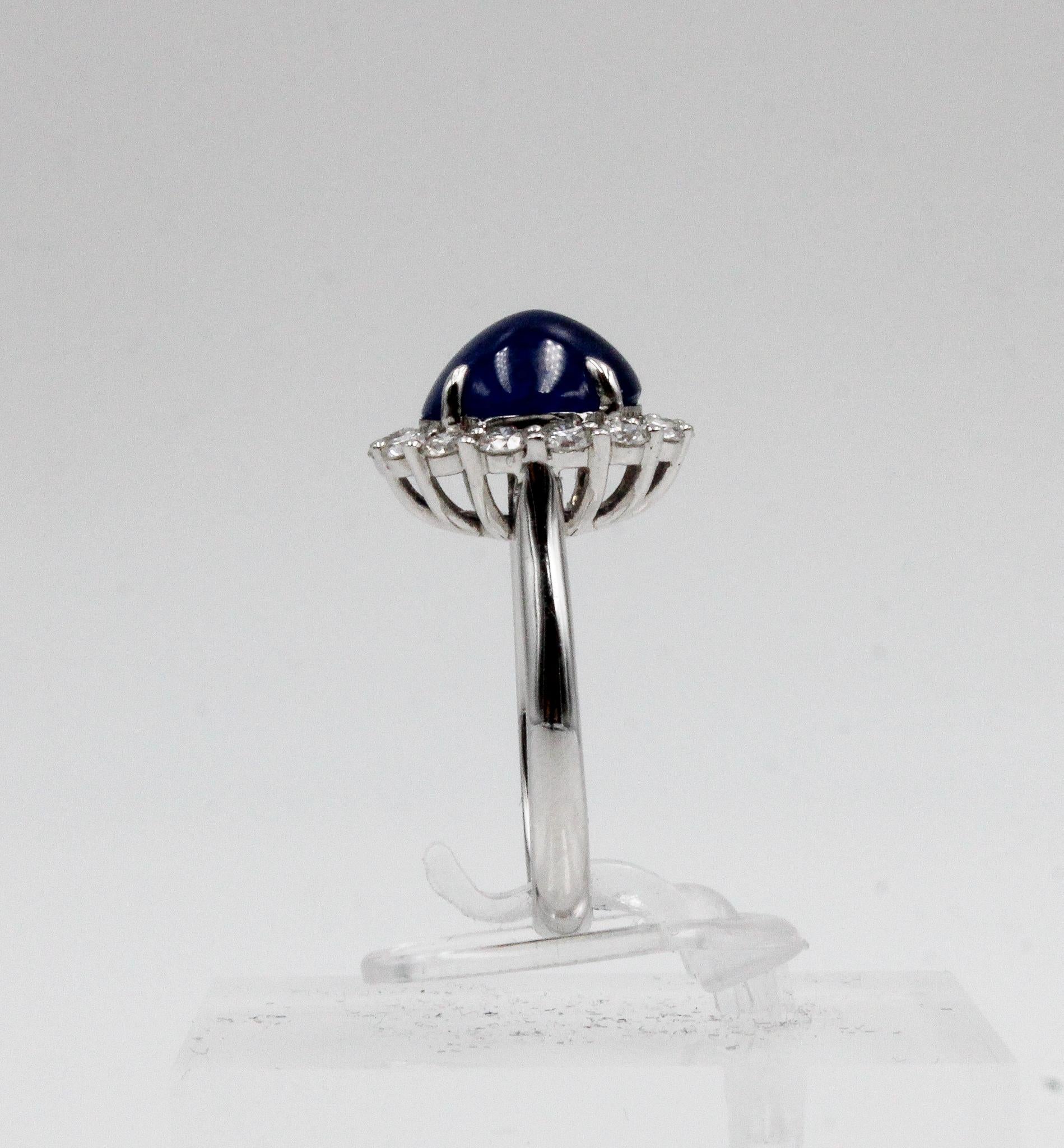 Bague saphir cabochon 5,45 carats avec diamants en or blanc Neuf - En vente à Roma, IT