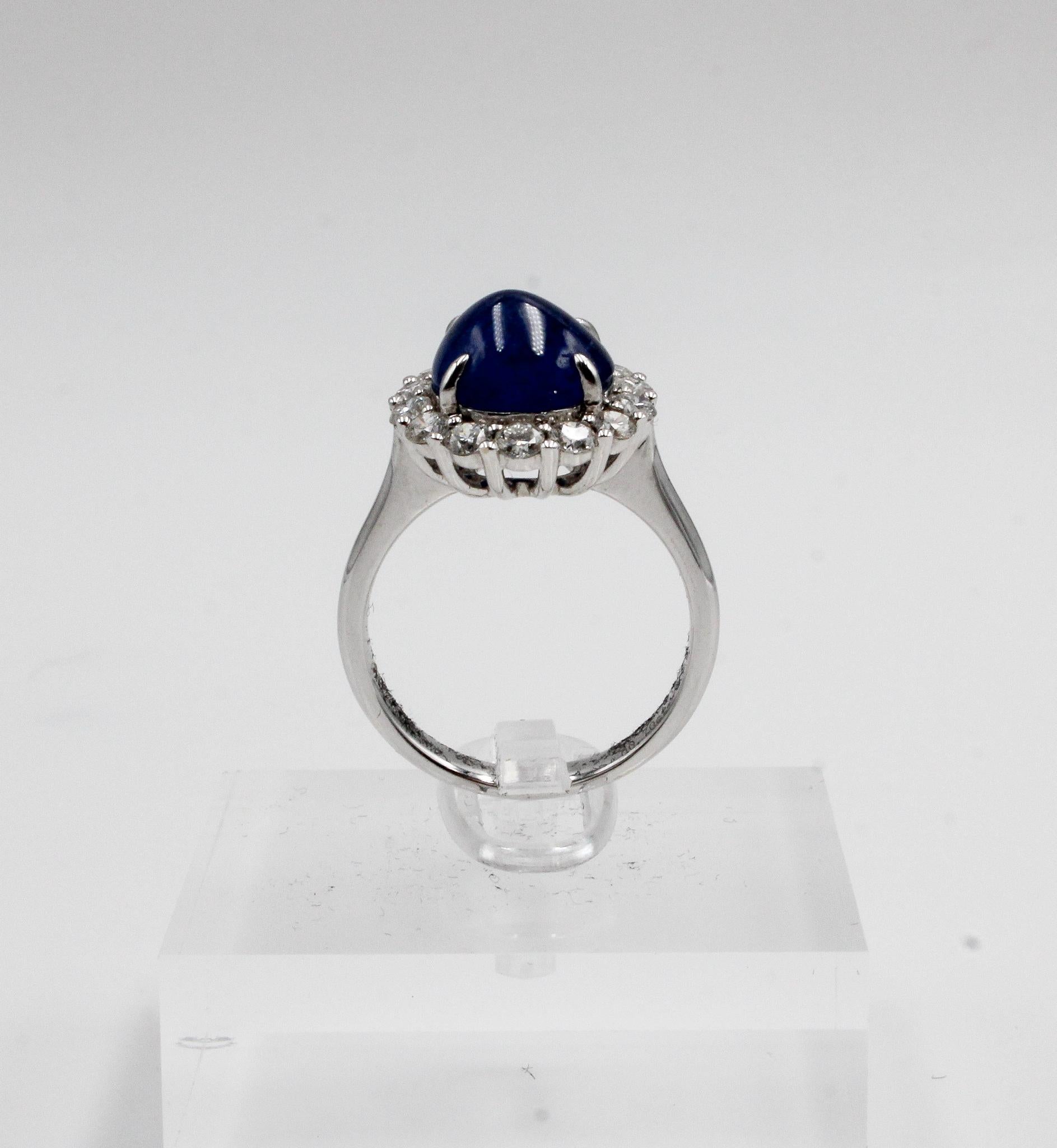 Bague saphir cabochon 5,45 carats avec diamants en or blanc en vente 3