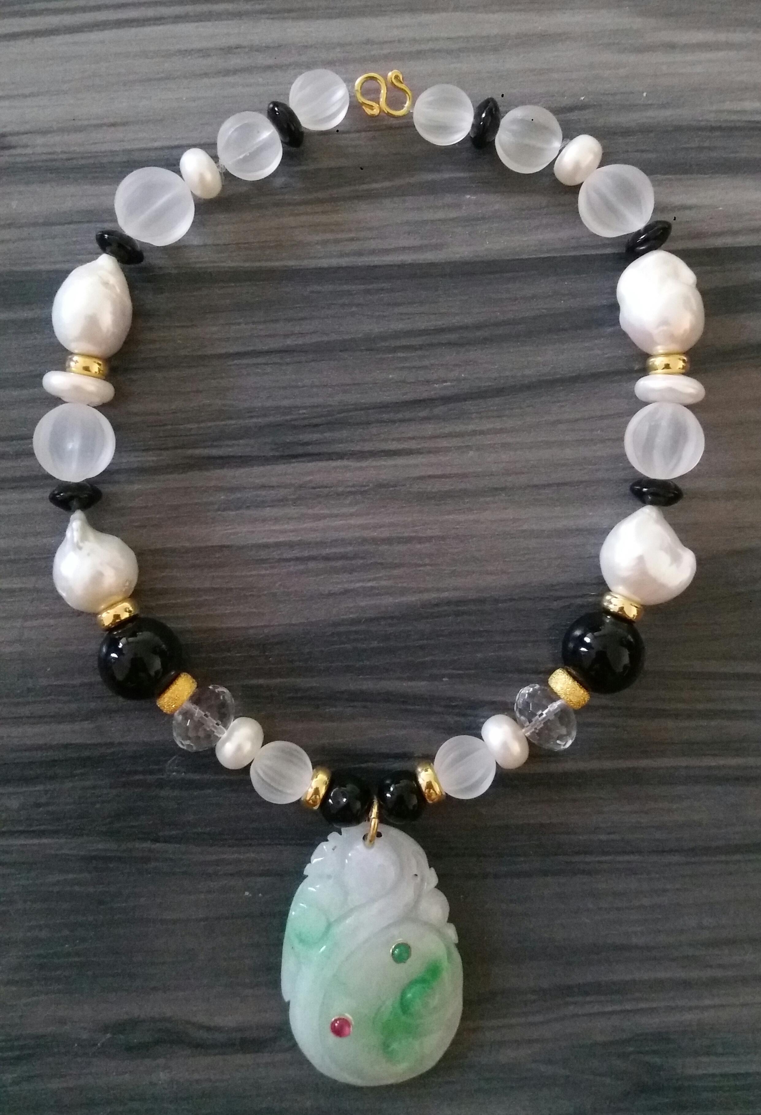 Burma Jade Pendant Baroque Pearls Quartz Black Onyx Ruby Emerald Gold Necklaces For Sale 3