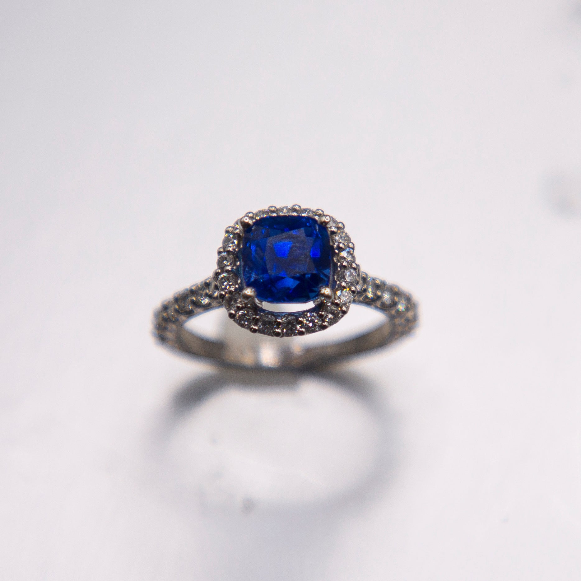 Bague de fiançailles en platine avec saphir bleu intense de Birmanie non chauffé de 3,32 carats certifié AGL