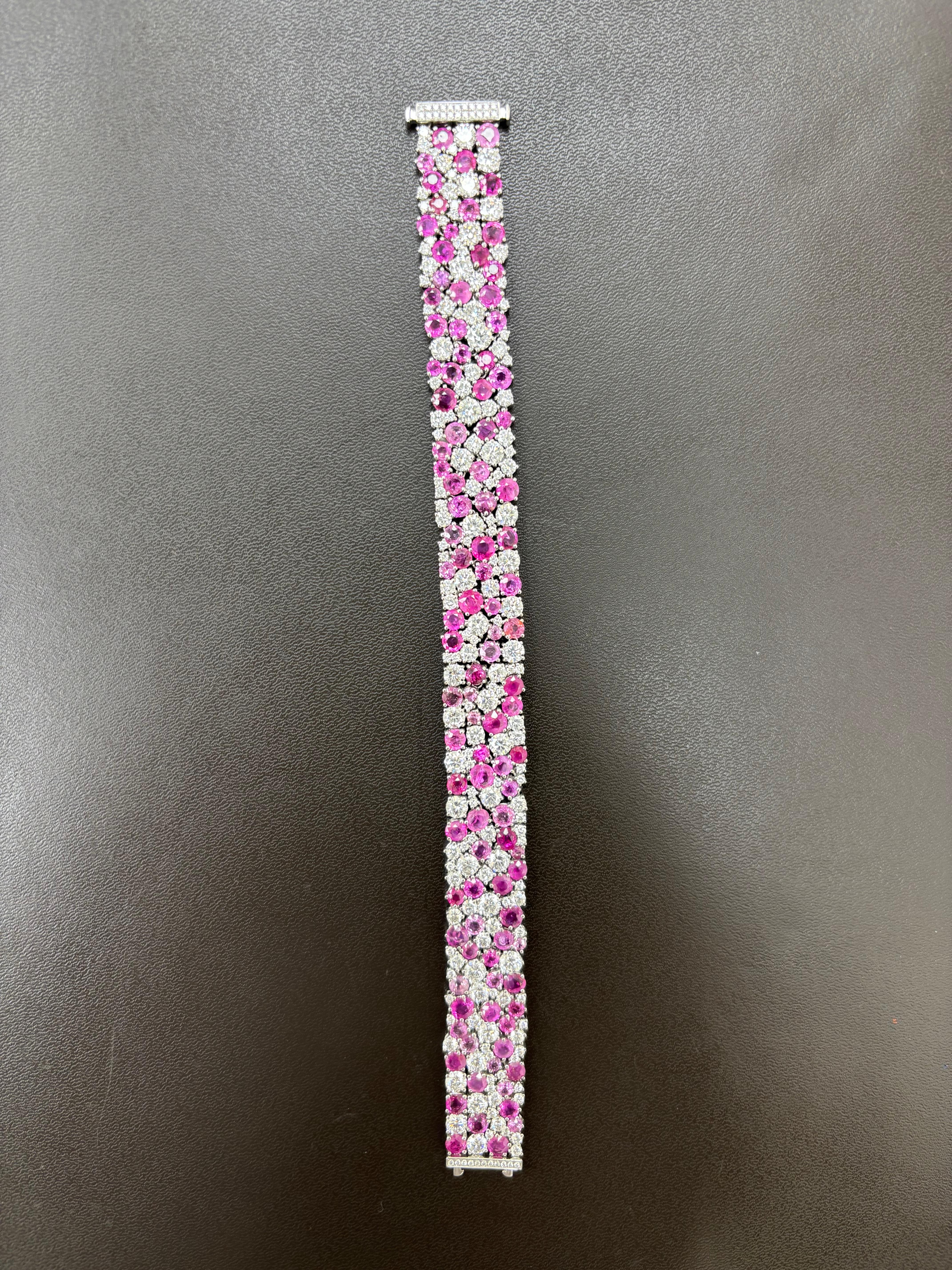 Extraordinario testimonio de rareza y elegancia, este brazalete de zafiro rosa birmano natural y diamantes celebra el encanto de las gemas no tratadas. Elaborada a mano por expertos en platino, la pulsera presenta un suntuoso mosaico de vívidos