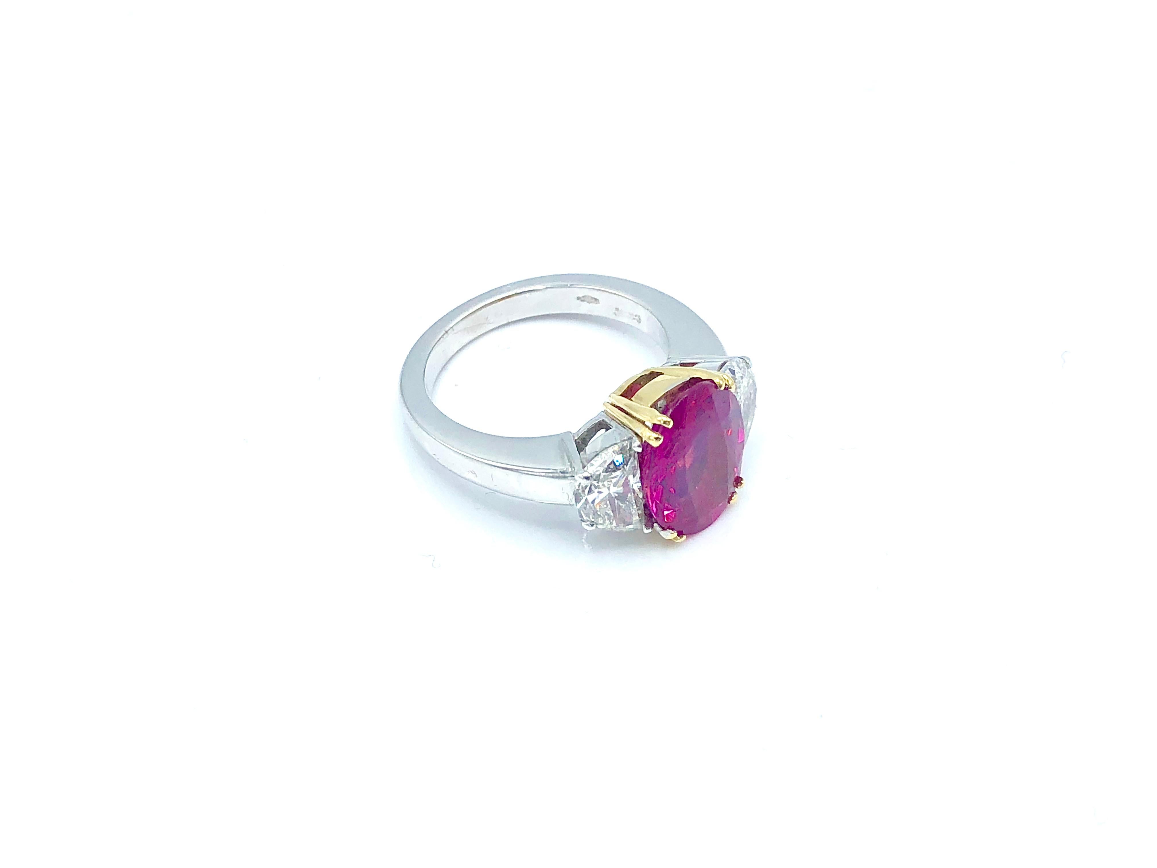 An elegant ring centered by a Burma no heat 4.40 ct ruby enlighted by two lateral diamonds (1.67 ct)

Size: IT 13,5 - US 6 1/2