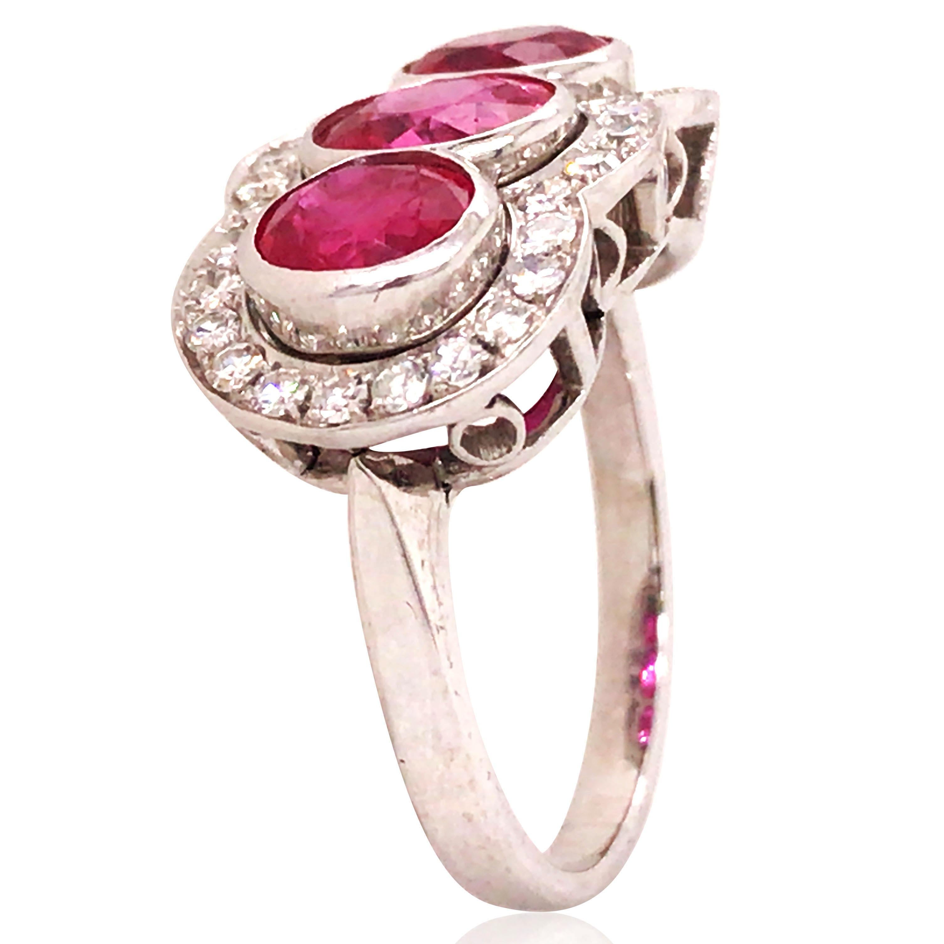 Dieser Art-Déco-Ring mit drei Steinen strahlt klassische Eleganz und Luxus aus. In der Mitte befindet sich ein 1,4-karätiger hitzebeständiger Burma-Rubin, und auf jeder Seite befinden sich weitere 1,9-karätige hitzebeständige Burma-Rubine, die durch