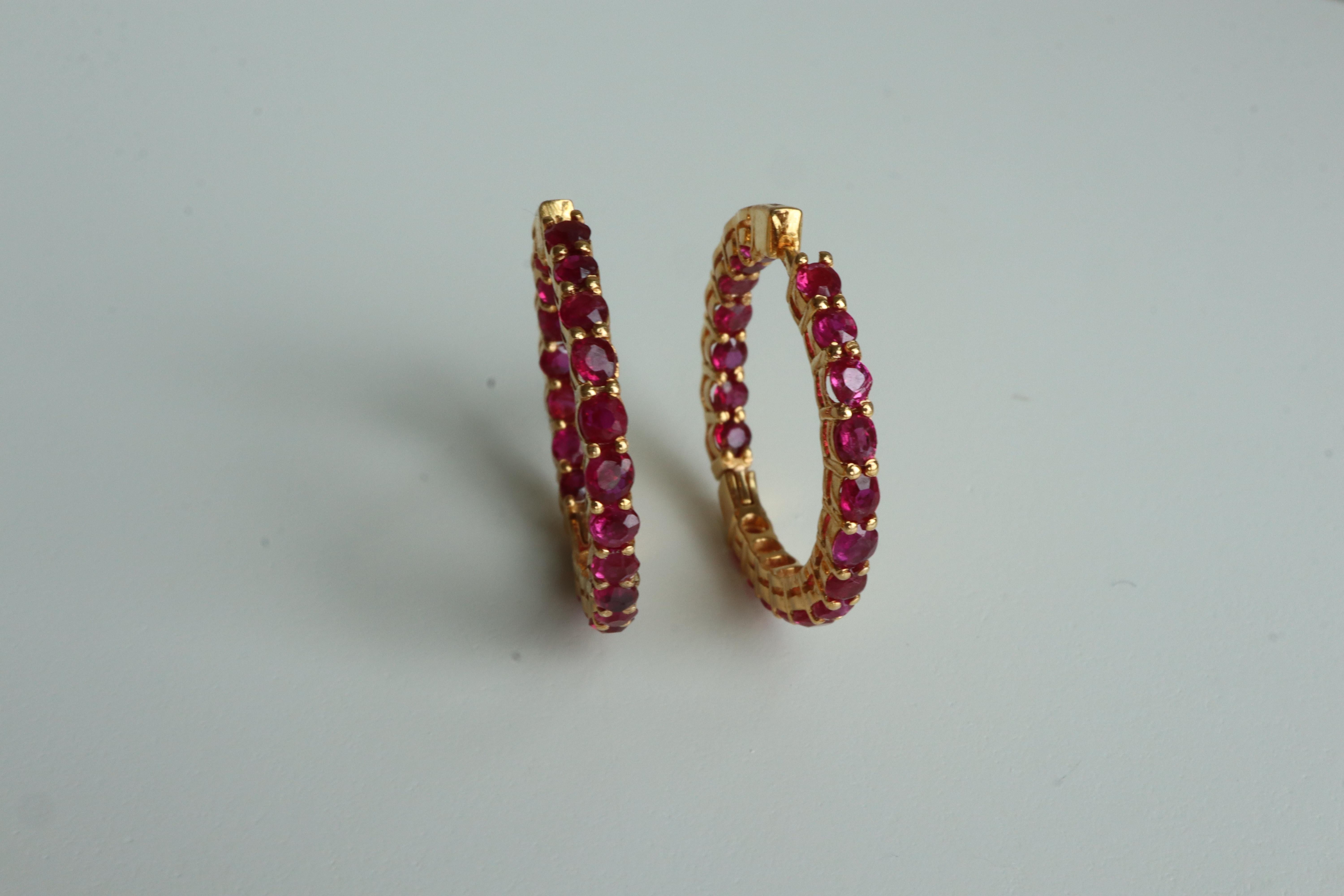 Les boucles d'oreilles sont HOT !

Les cerceaux ont toujours été à la mode. Les boucles d'oreilles à l'intérieur et à l'extérieur sont la nouveauté la plus tendance, ce qui permet d'obtenir une plus grande brillance et une touche de couleur. Une