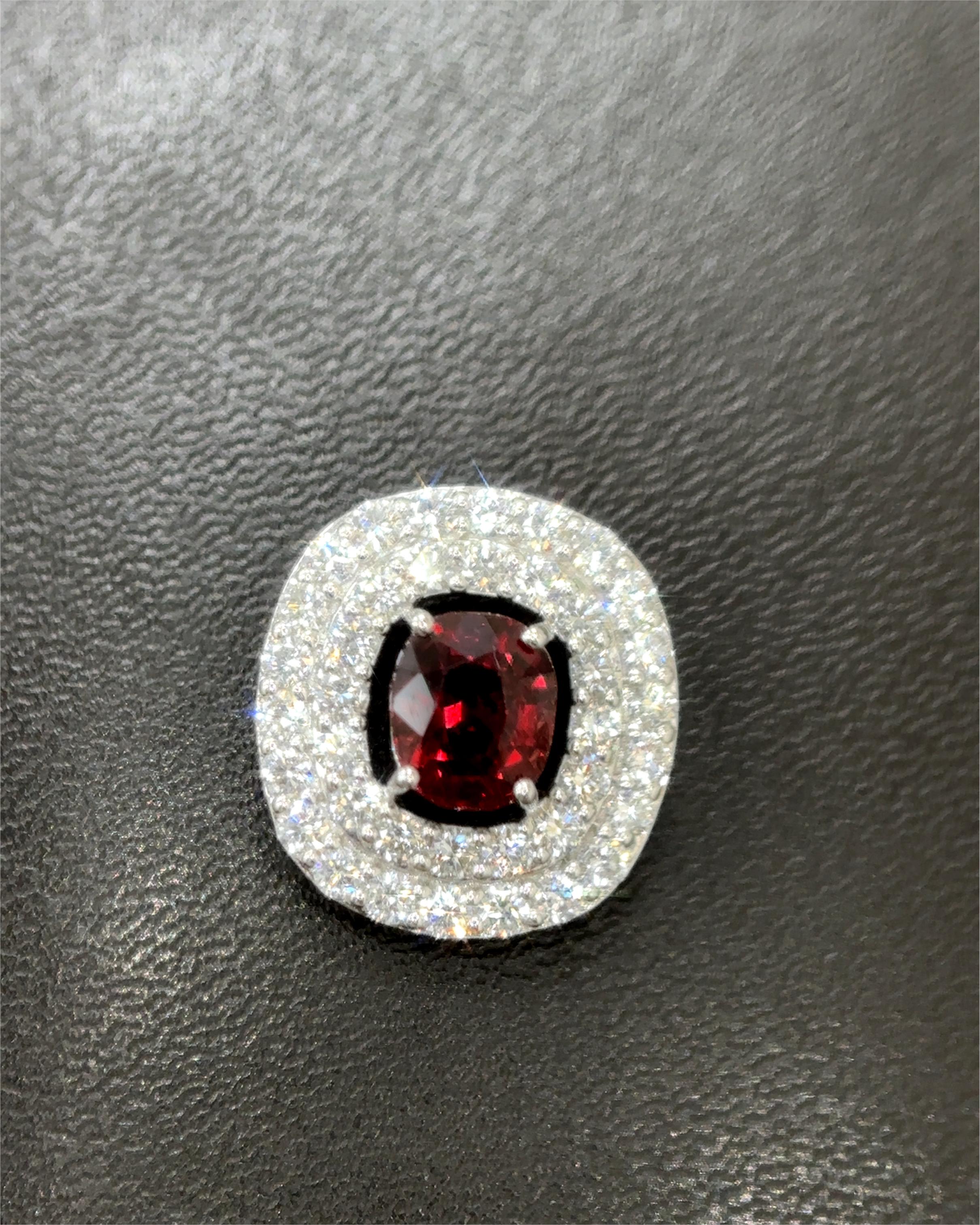 Plongez dans un monde de luxe et de rareté inégalés avec ce magnifique pendentif, chef-d'œuvre de sélection de pierres précieuses et de savoir-faire artisanal. Monté de manière experte en or blanc 18 carats, ce pendentif met en valeur la beauté