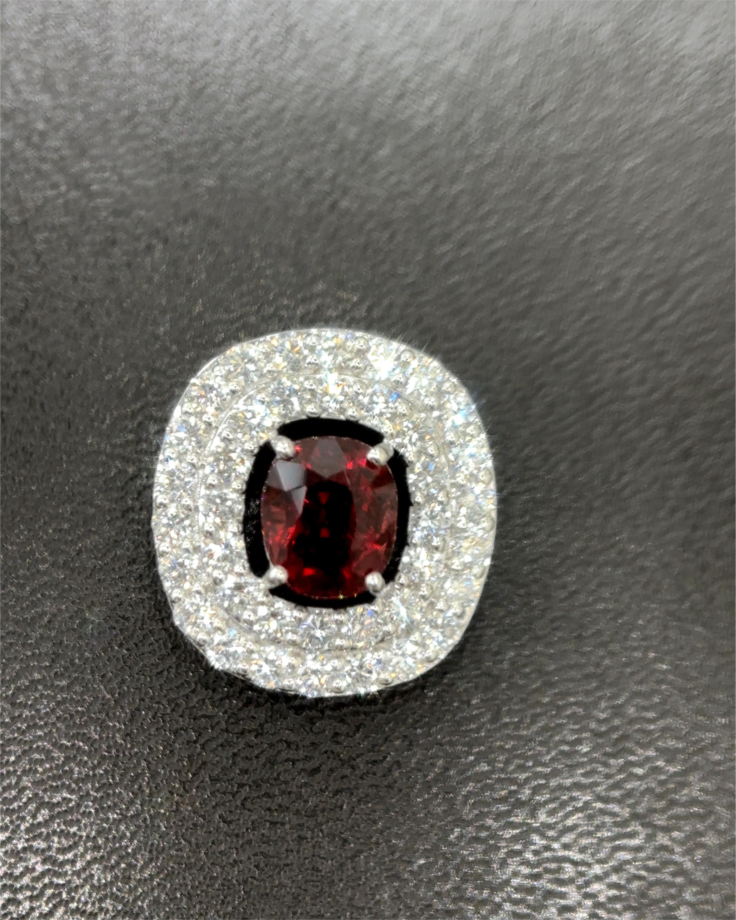 Taille coussin antique Burma No Heat Vivid Red Spinel Diamond Pendentif en or blanc 18K en vente